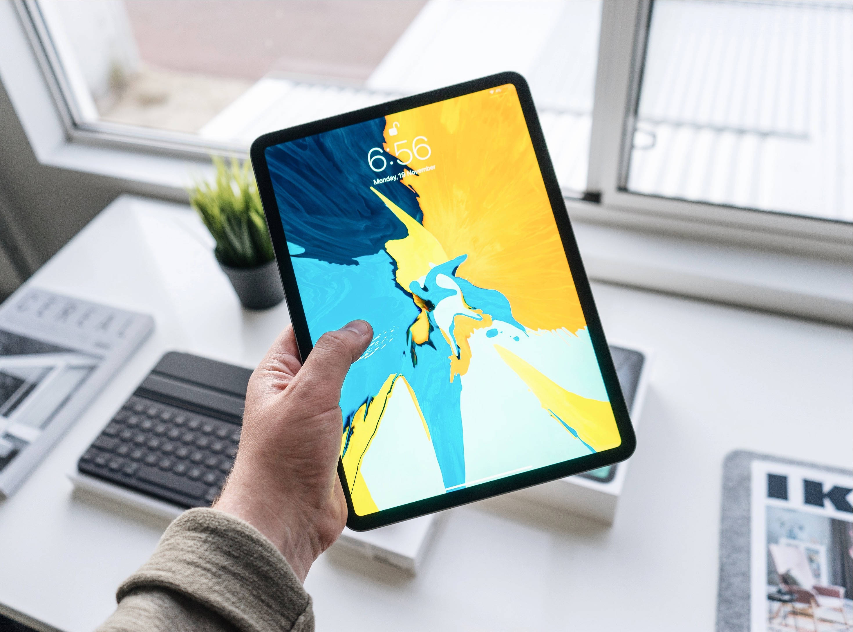 Person som holder Apple iPad Pro Bakgrunner