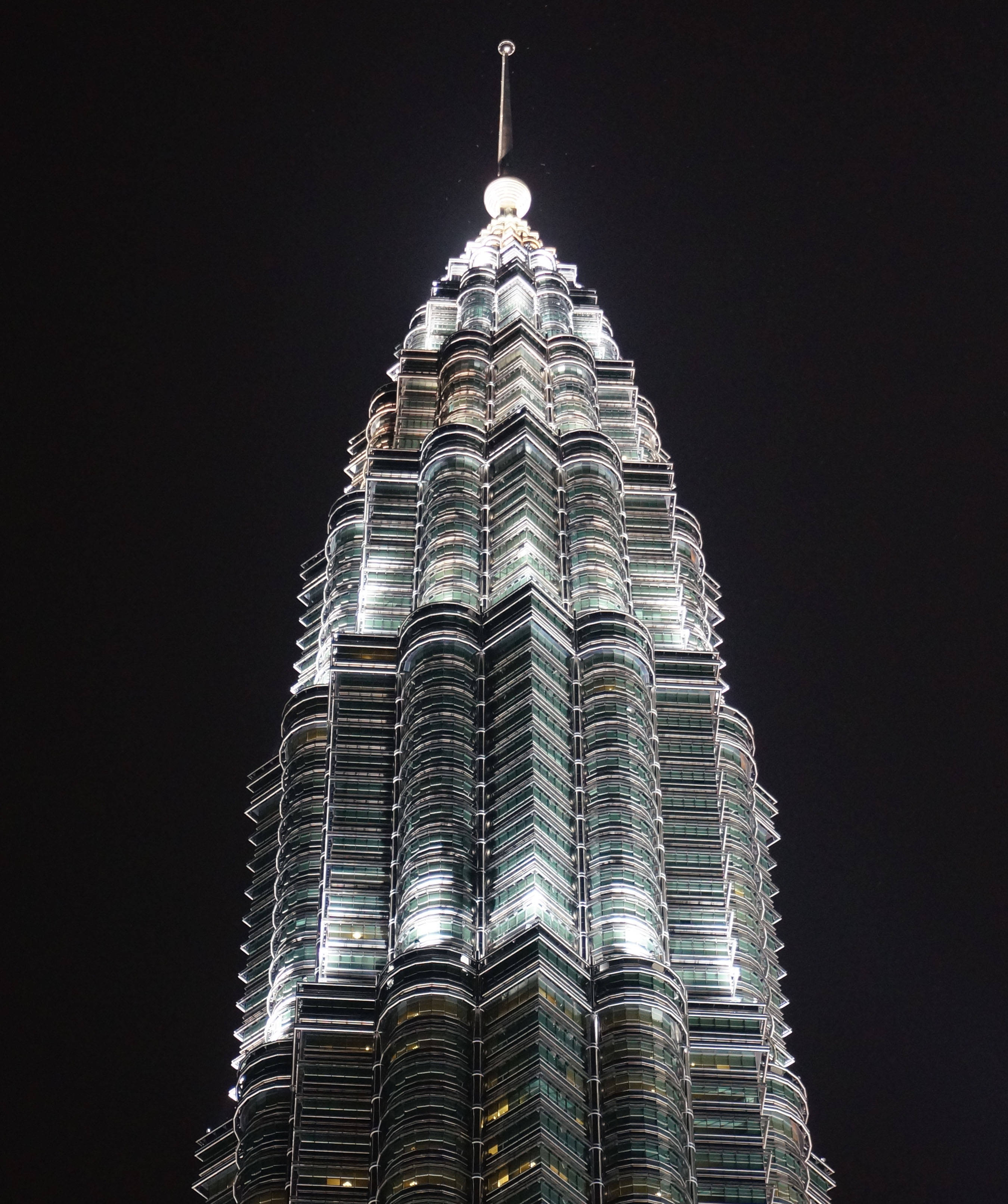 Petronas Twin Towers Illuminated at Night Bakgrunner