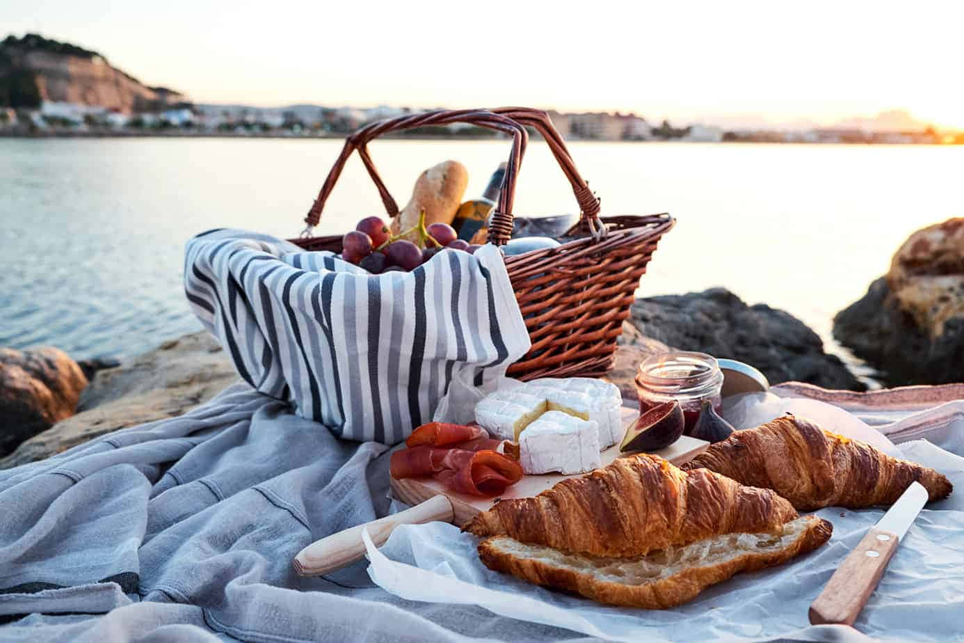 Picknickoppsett med havutsikt Bakgrunner