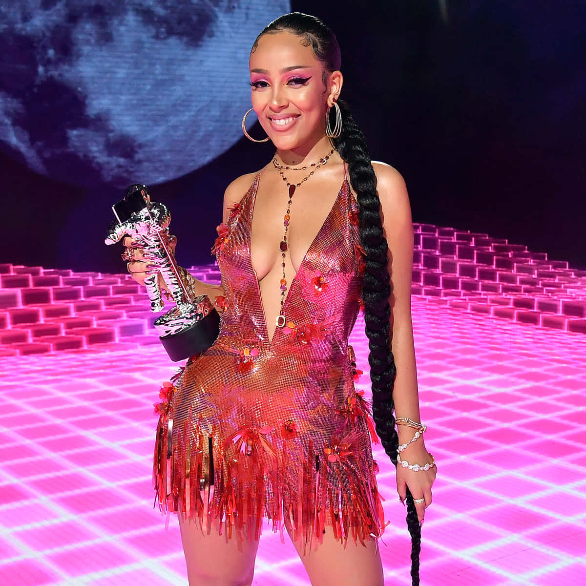 Pop-fenomenet Doja Cat opptrer Bakgrunner