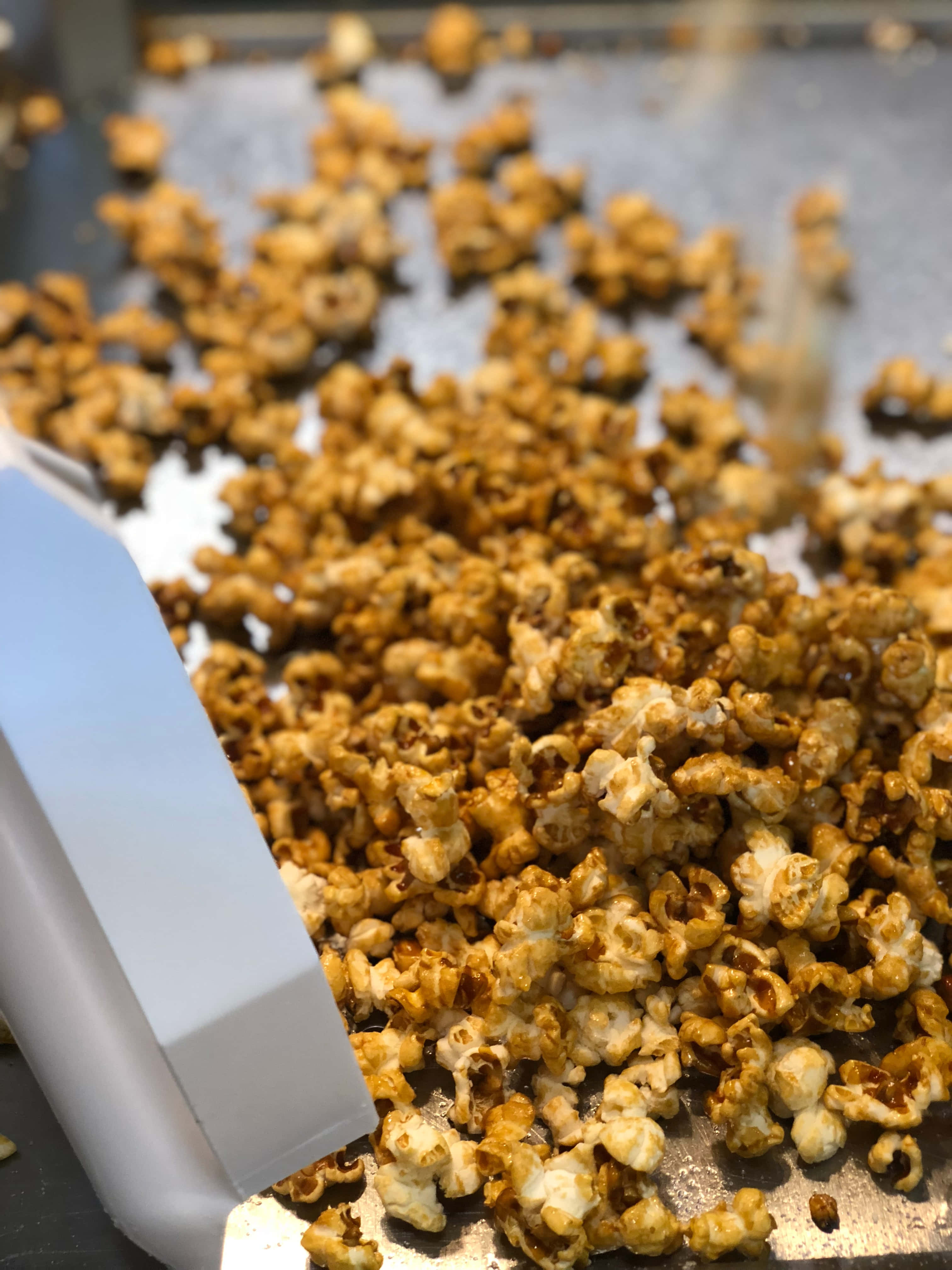 popcorn som poppes i en maskin Bakgrunner