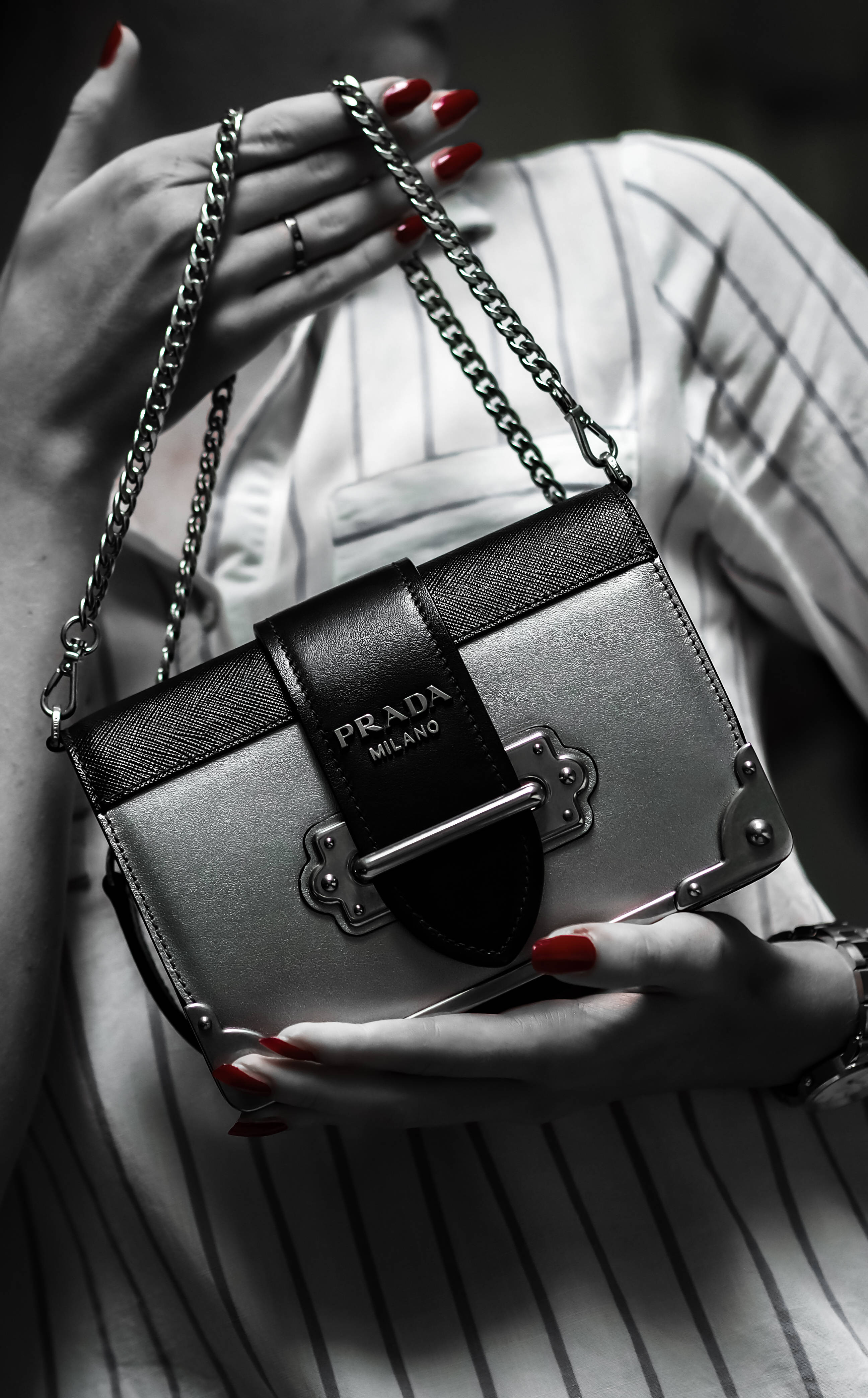 Prada Woman With Red Nails Bakgrunner