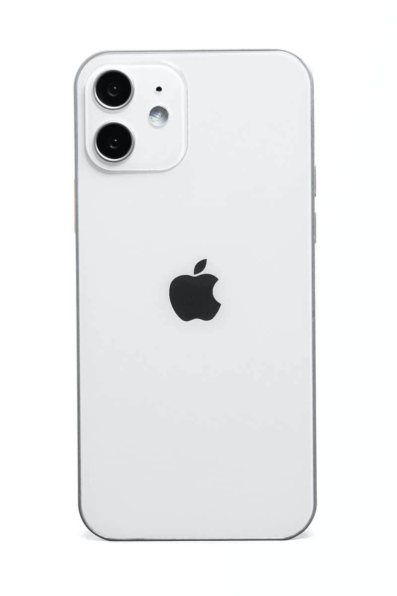Praktfull mørkeblå sjø med dramatisk kystlandskap på iPhone 12-skjerm Bakgrunner