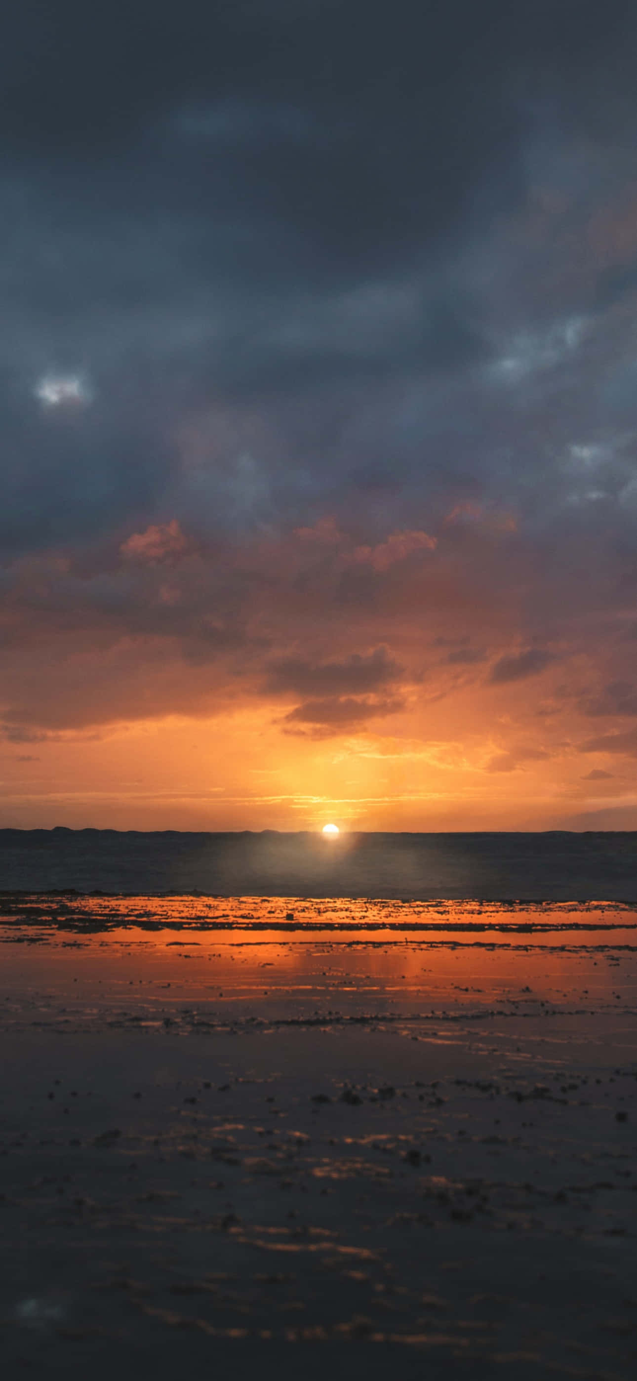 Praktfull solnedgang som viser et kaleidoskop av farger Bakgrunner