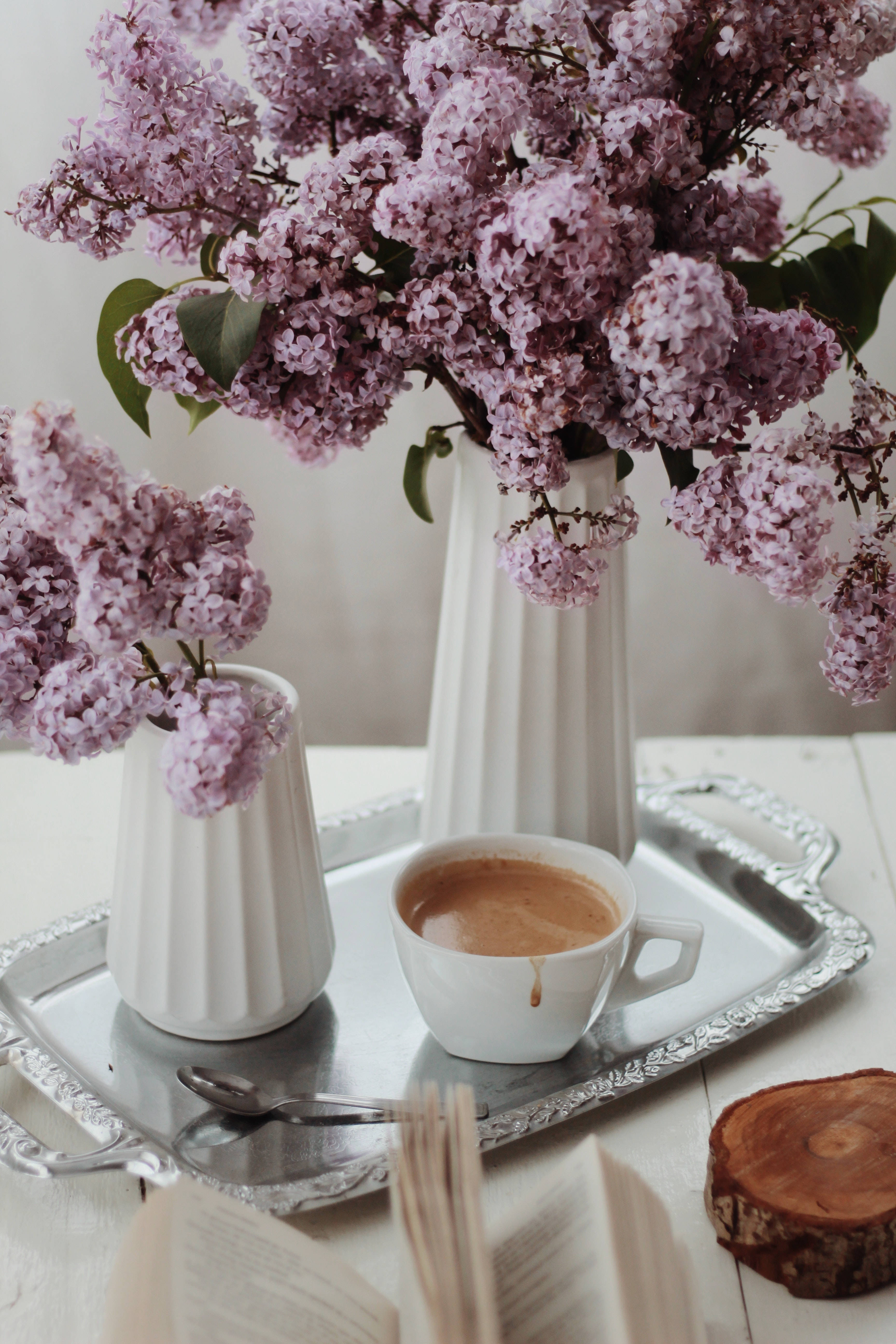 Preppy-estetikk kaffe og syriner Bakgrunner