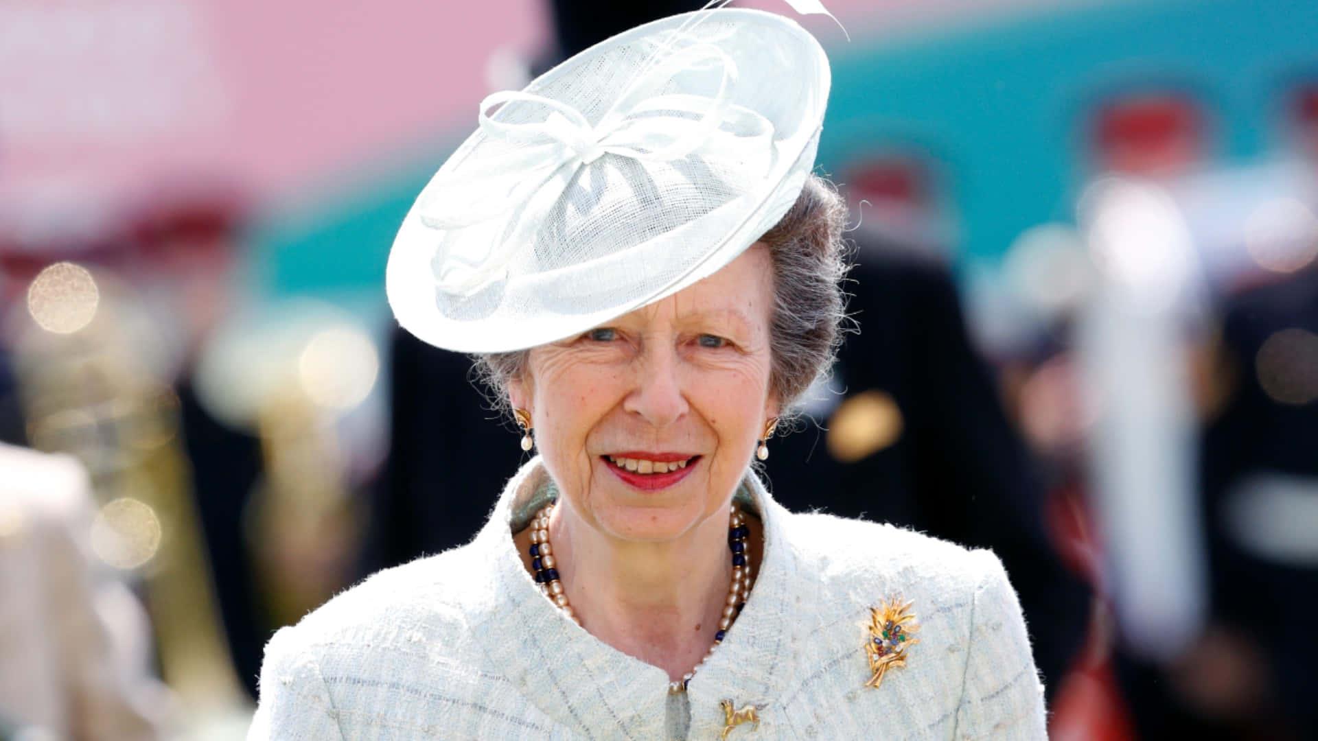 Prinsesse Anne i elegant helhvitt antrekk Bakgrunner