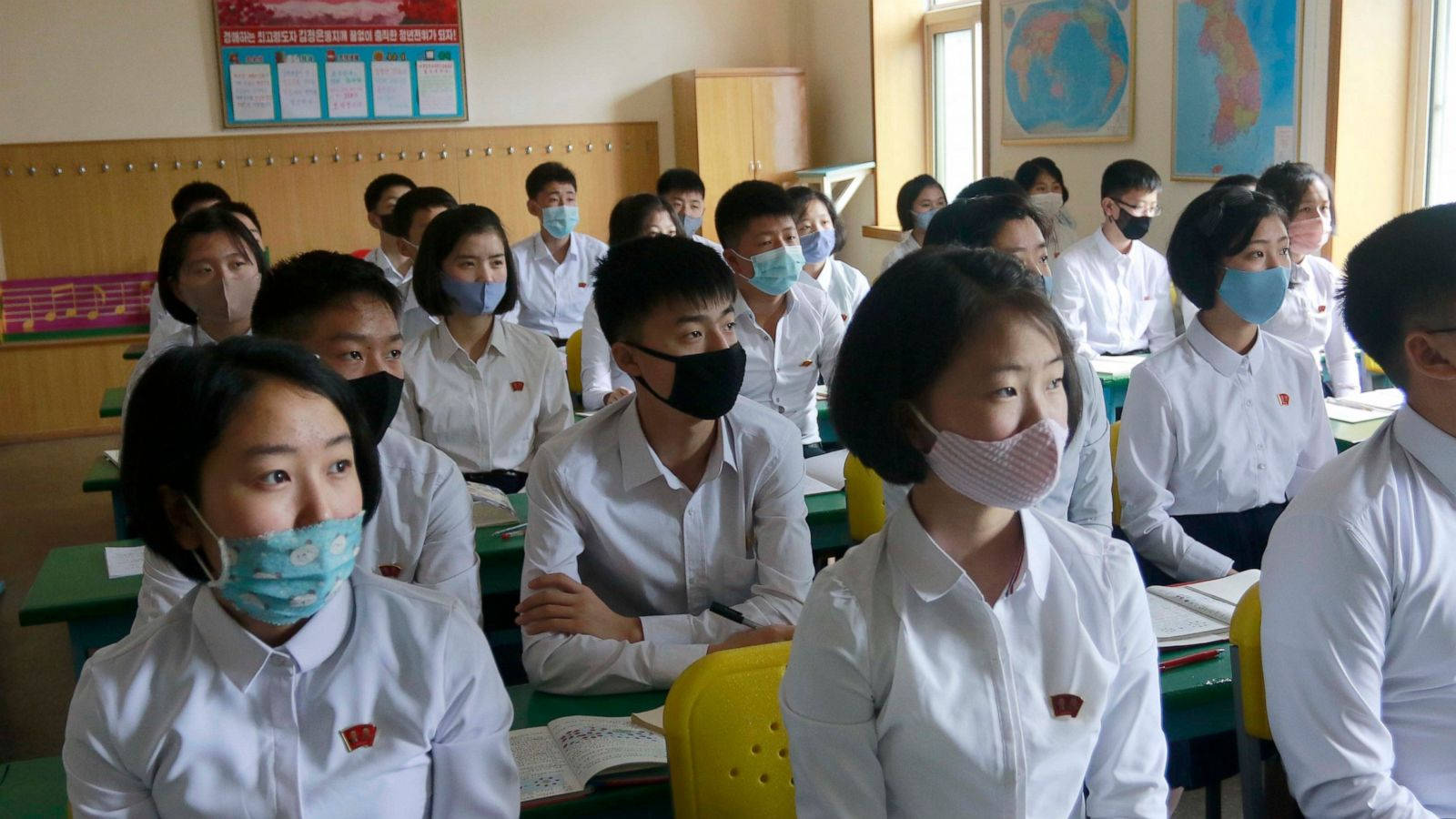 Profesjonell i medisinsk verneutstyr som holder et testsett for koronavirus Bakgrunner