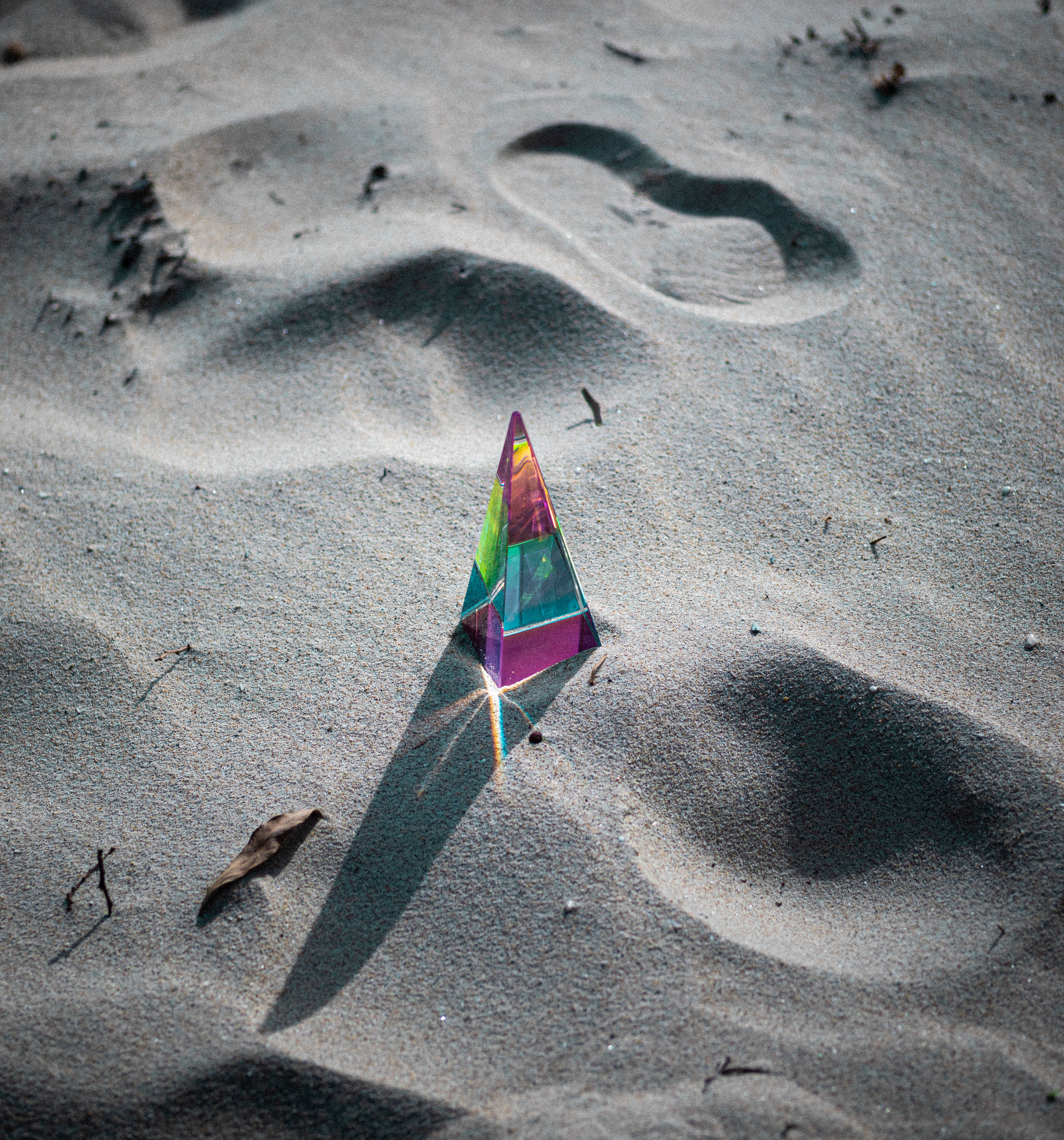 Pyramid Rainbow Prism På Sand Bakgrunner