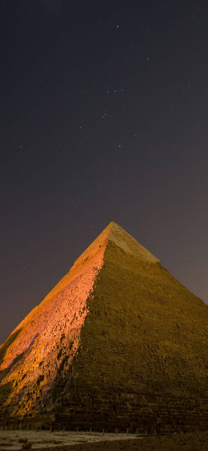 Pyramide om natten iPhone XR Bakgrunner