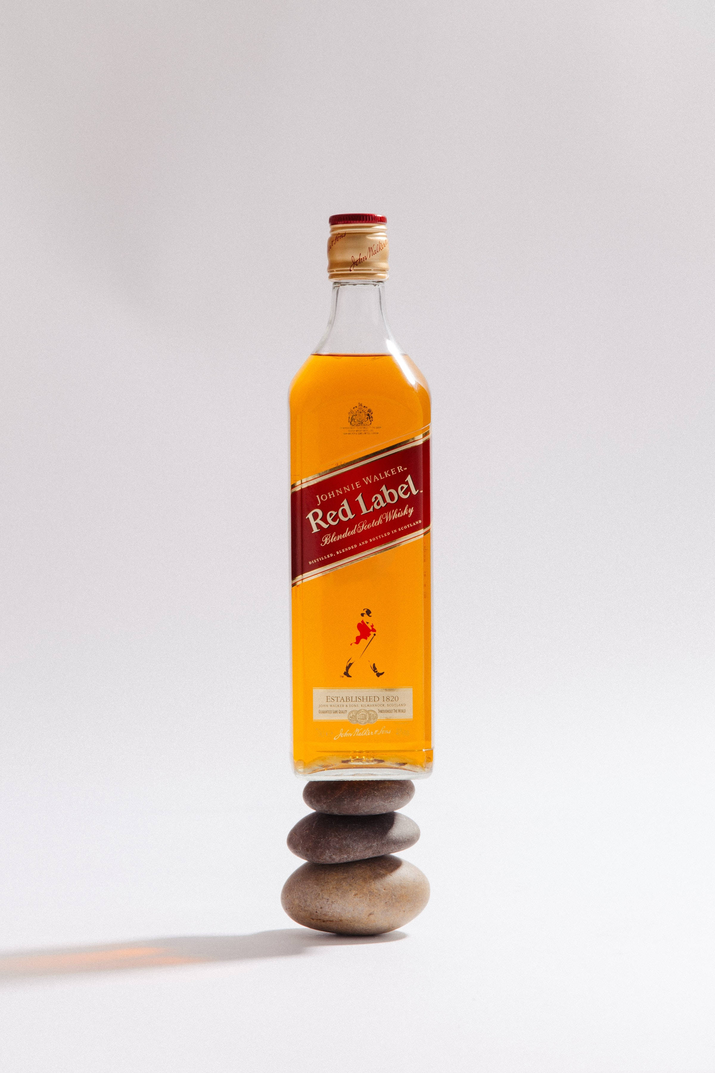 Red Label Whiskey Flaske På Steinstabel Bakgrunner
