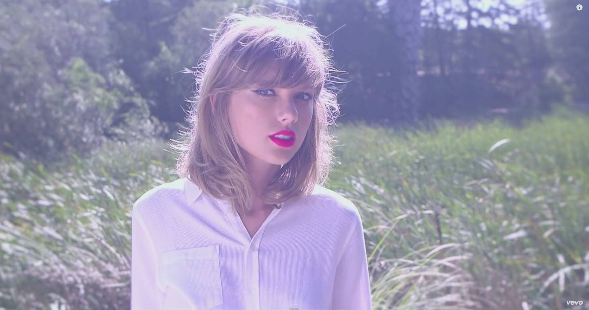 Hvit engleaktig Taylor Swift bakgrunnsfotografi.