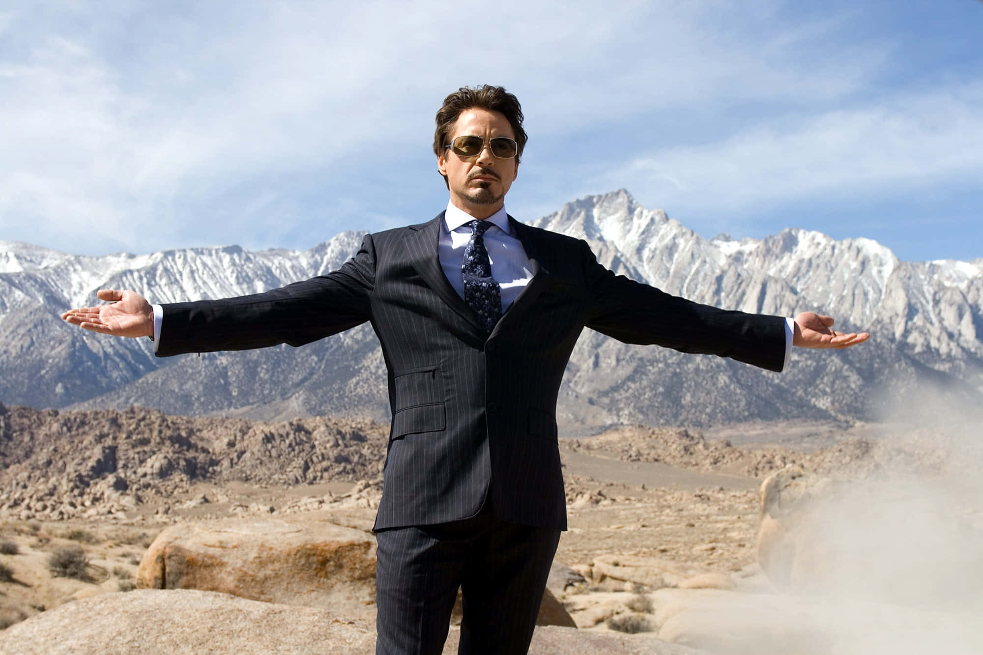 Robert Downey Jr. som Iron Man i ørkenen Bakgrunner