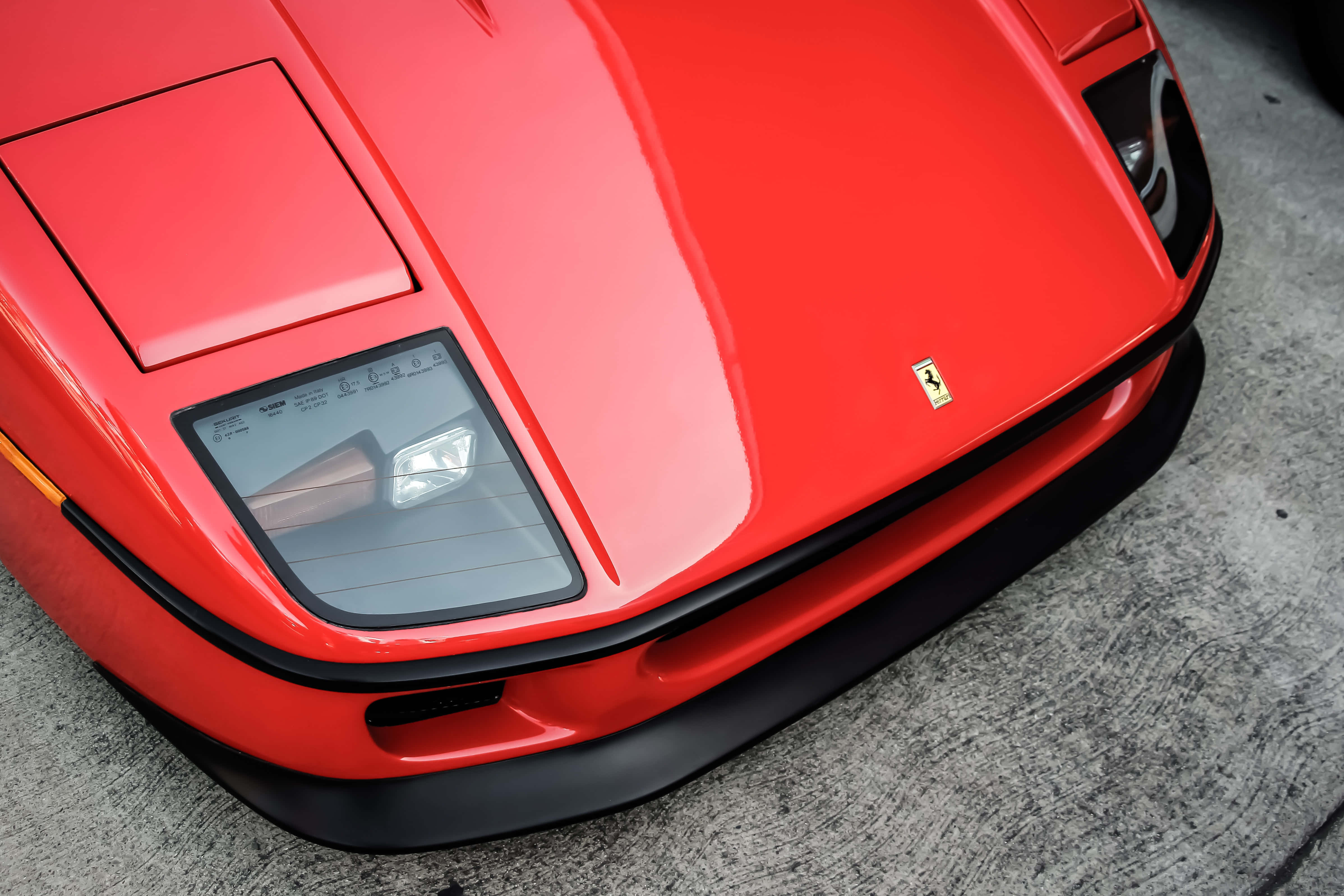 Rød Ferrari på en svingete vei i et vinterlandskap Bakgrunner