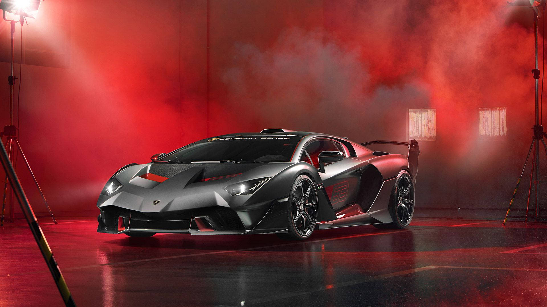Rød røyk svart Lamborghini