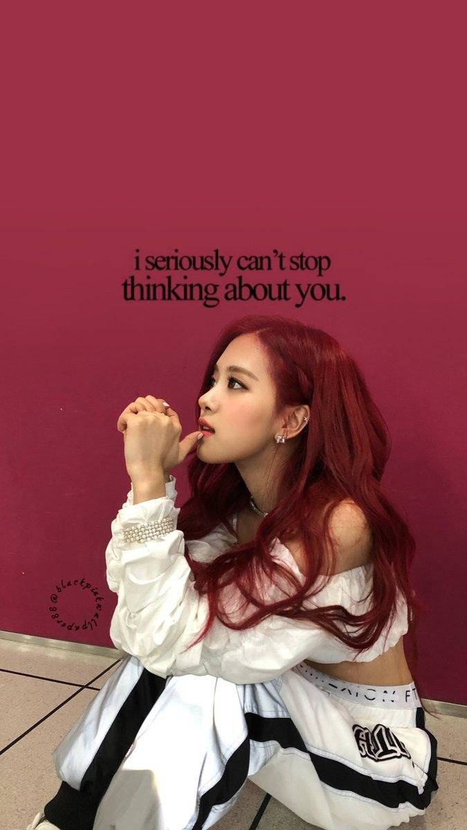 Blackpink-bakgrunn av Rosé som tenker ved vegg med inskripsjon