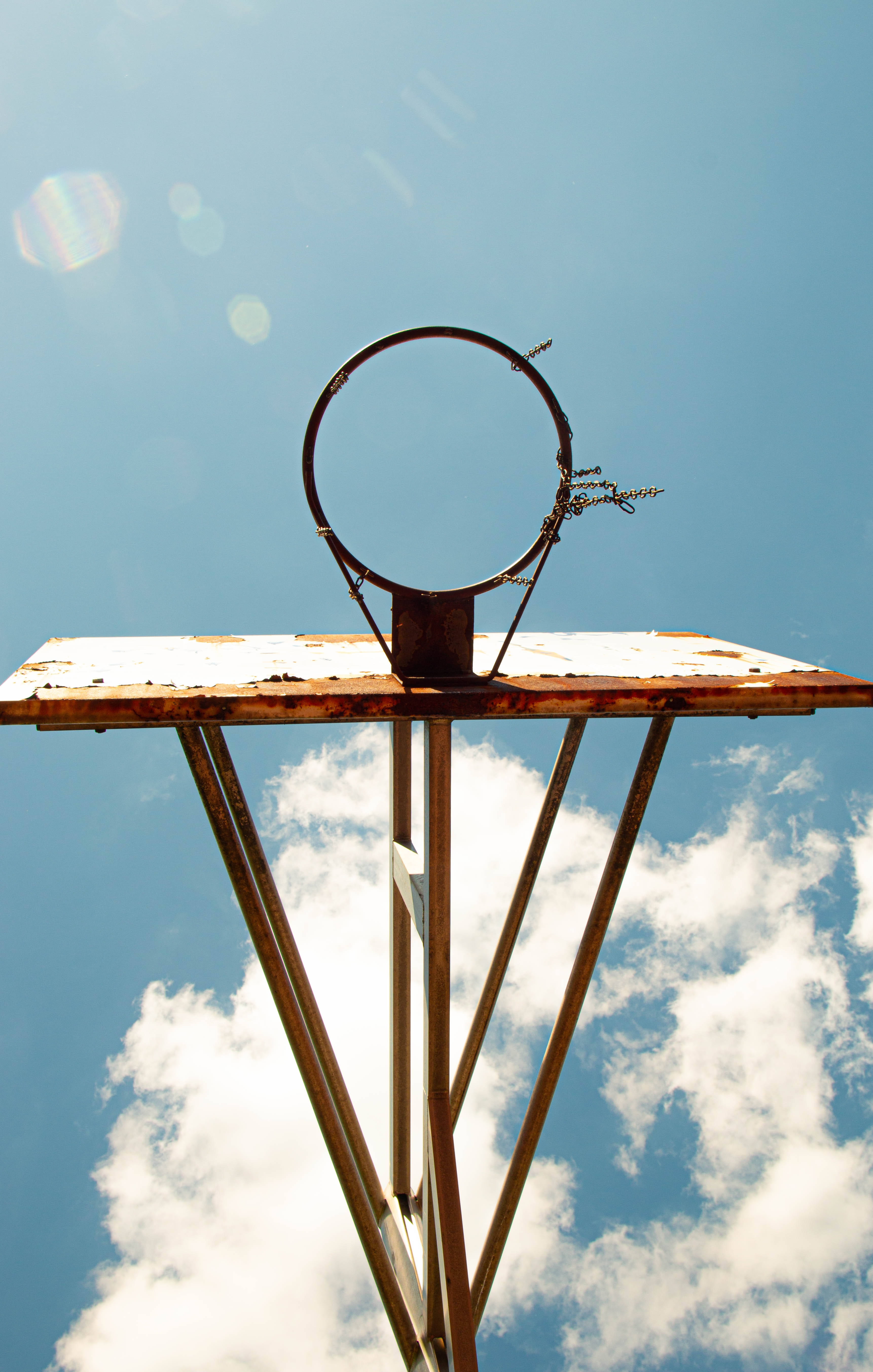Rusten basketballkurv på himmelen Bakgrunner