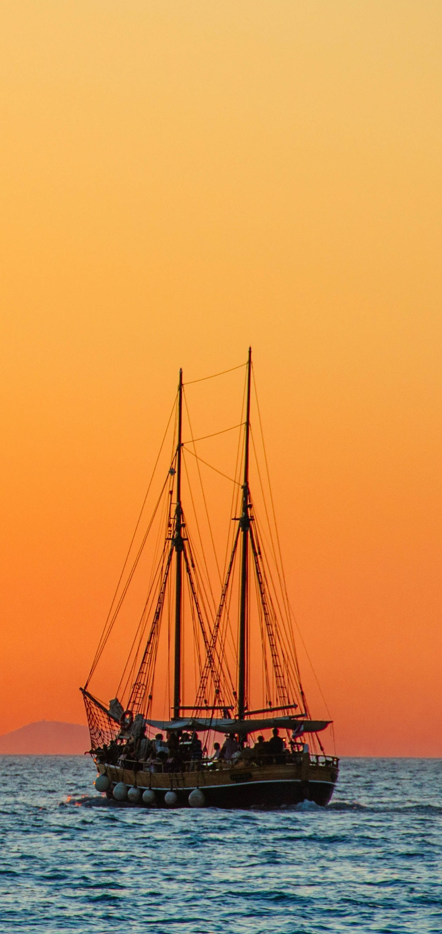 S10 Sailboat Orange Sky Bakgrunner