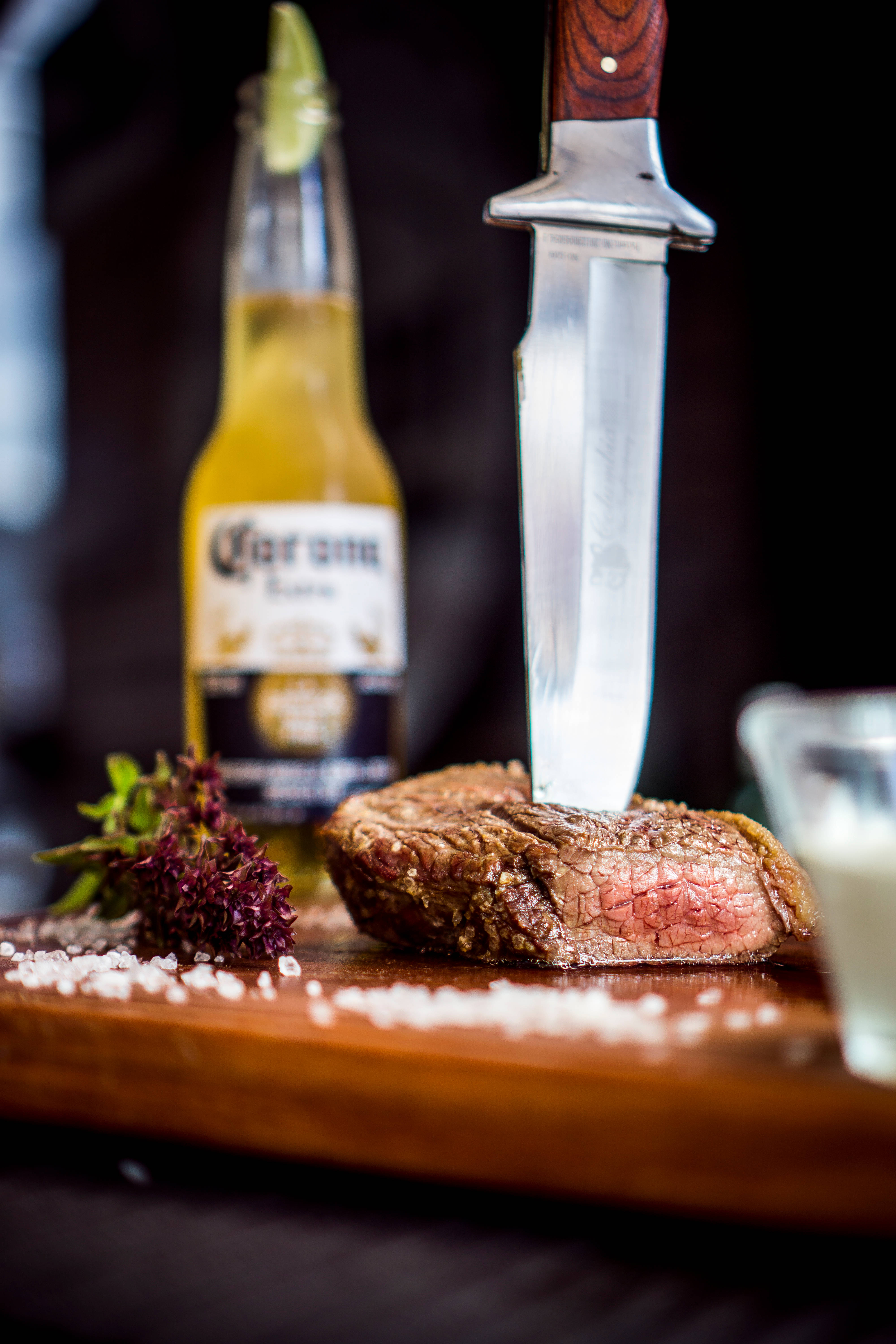 Saftig biff på tradisjonell argentinsk parrilla Bakgrunner