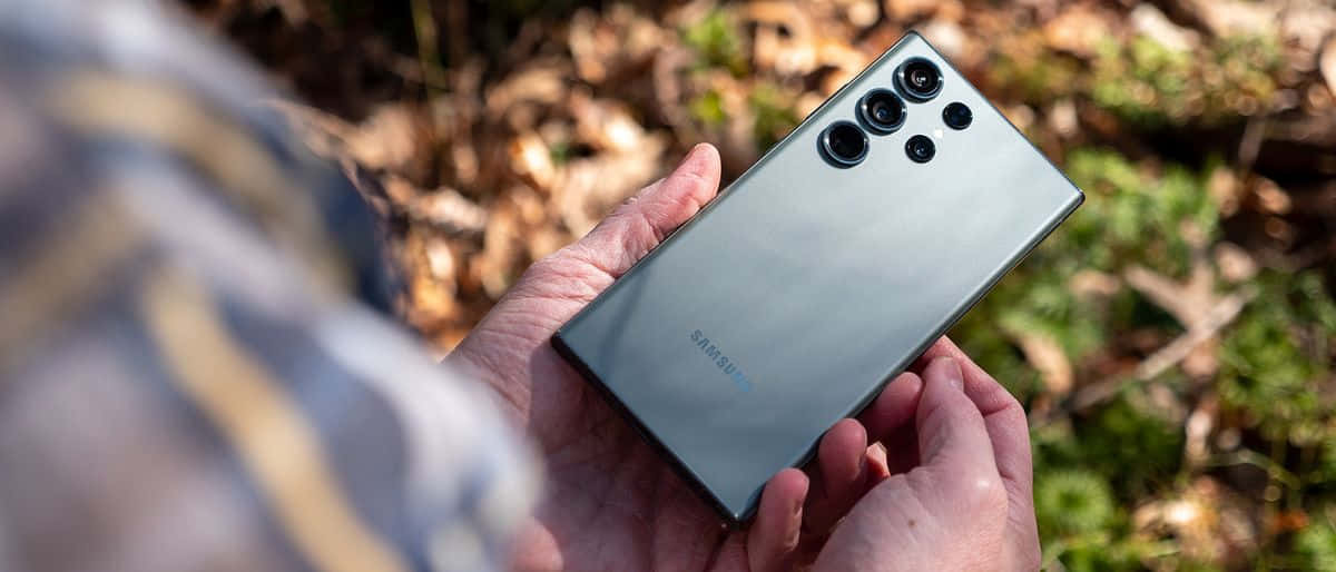 Samsung S23 Ultra i hånden utendørs Bakgrunner