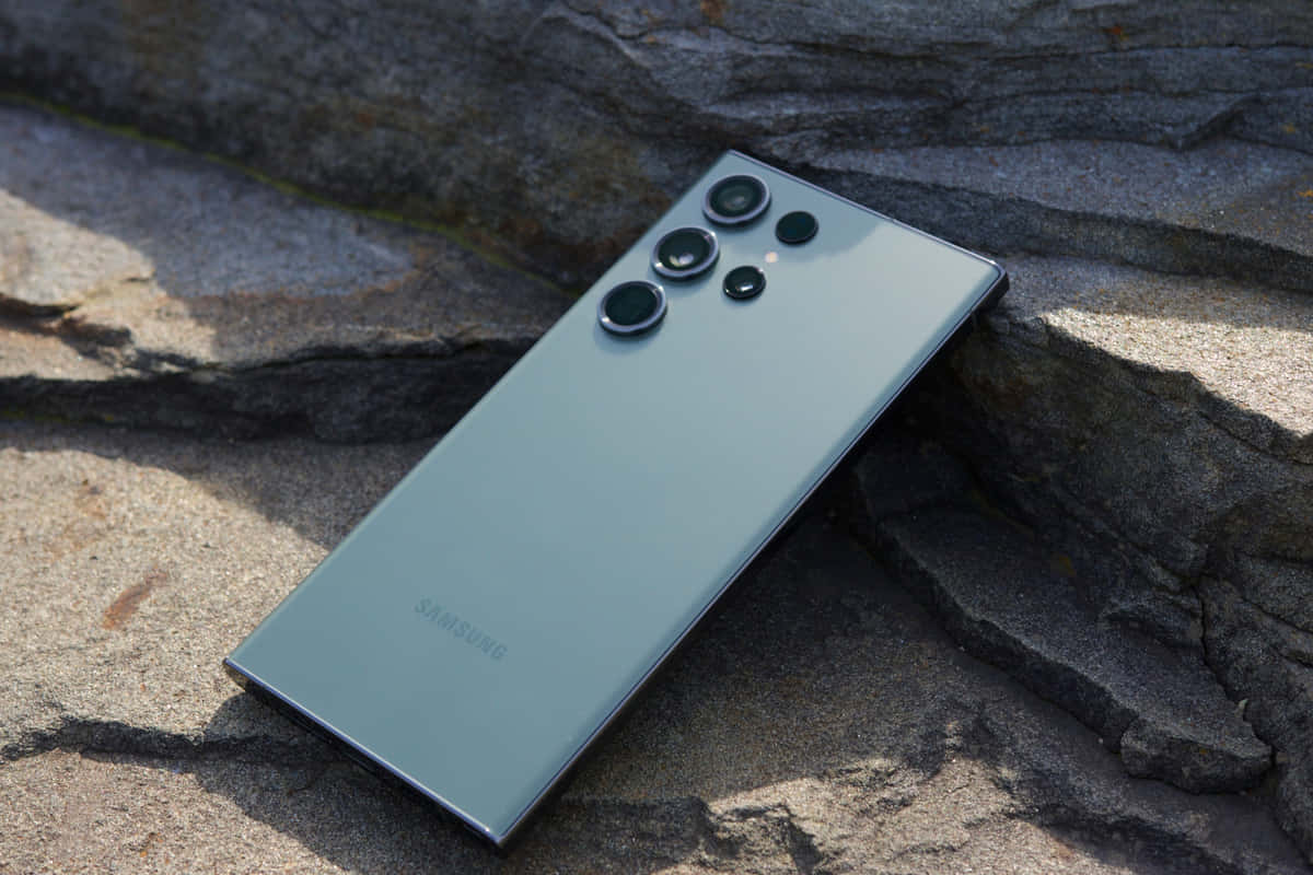 Samsung S23 Ultra på steinoverflate Bakgrunner