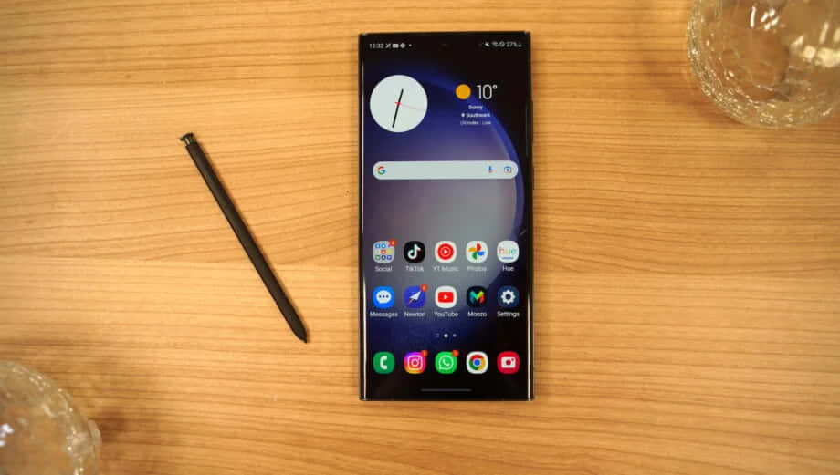 Samsung S23 Ultra med S Penn på skrivebord Bakgrunner