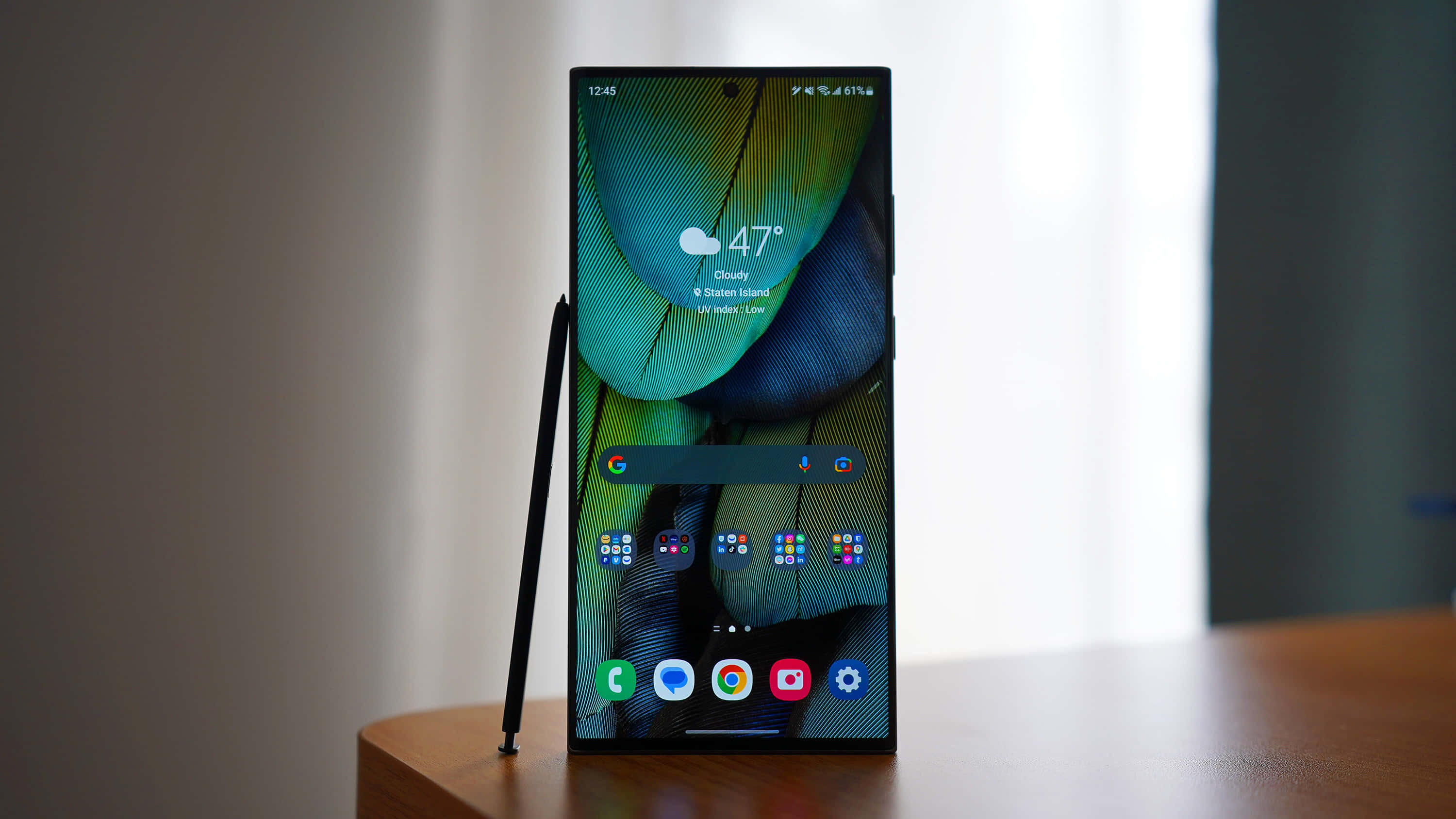Samsung S23 Ultra med S Pen vist Bakgrunner