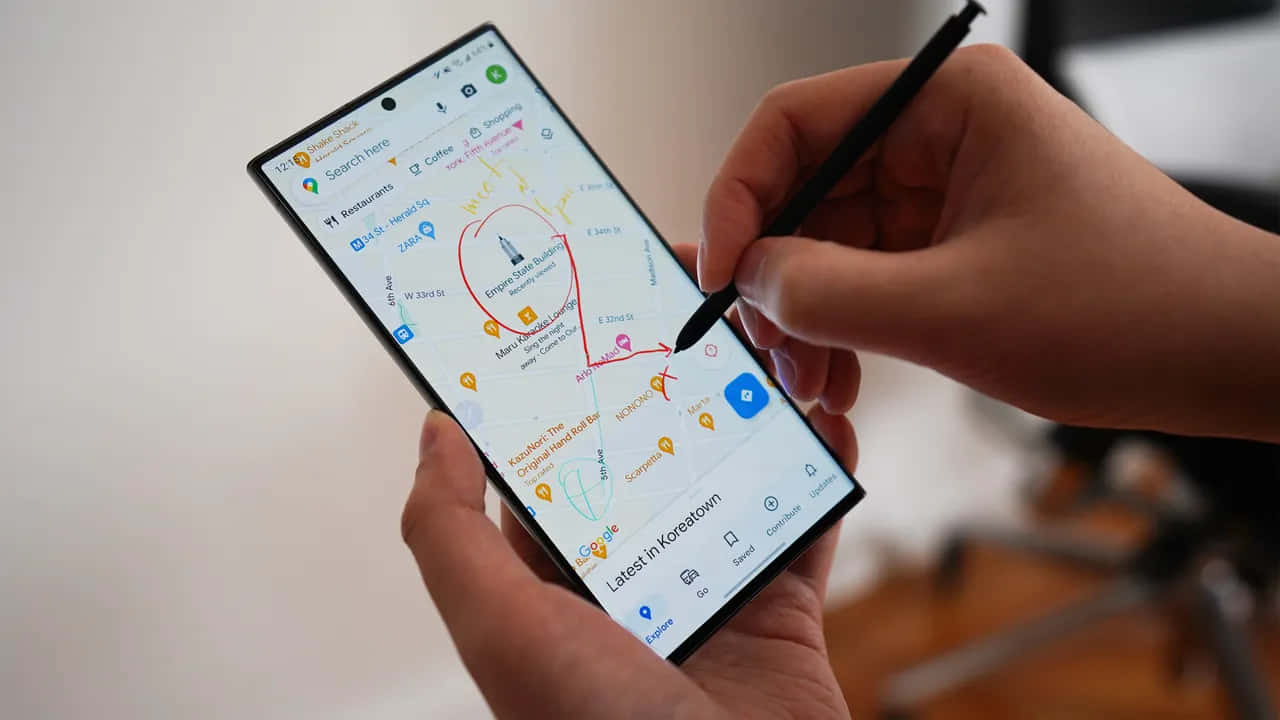 Samsung S23 Ultra med Google Maps og S Penn Bakgrunner