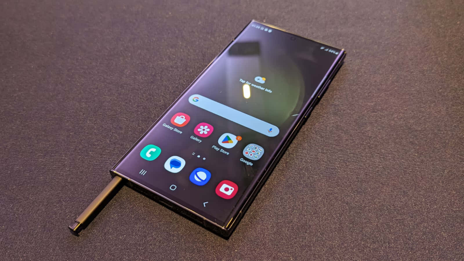Samsung S23 Ultra med S Pen vist Bakgrunner