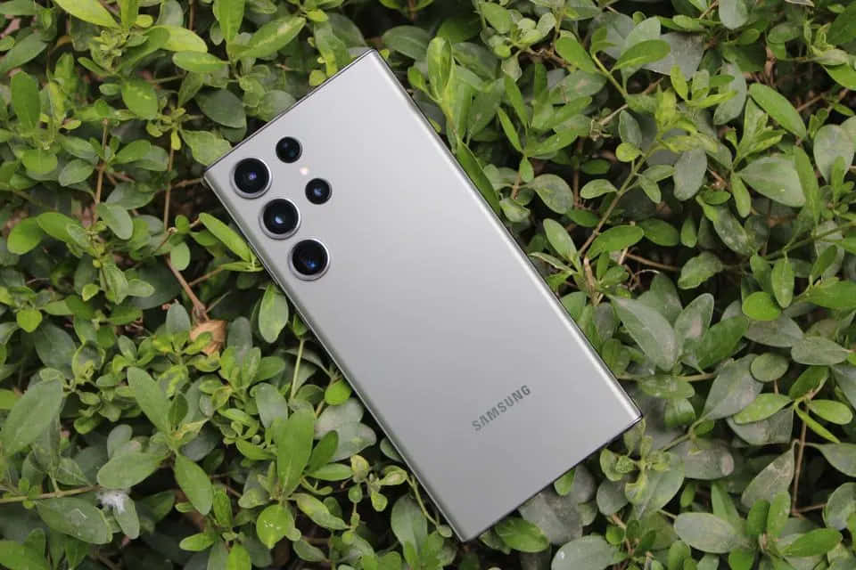 Samsung S23 Ultra på grønn bladbakgrunn Bakgrunner