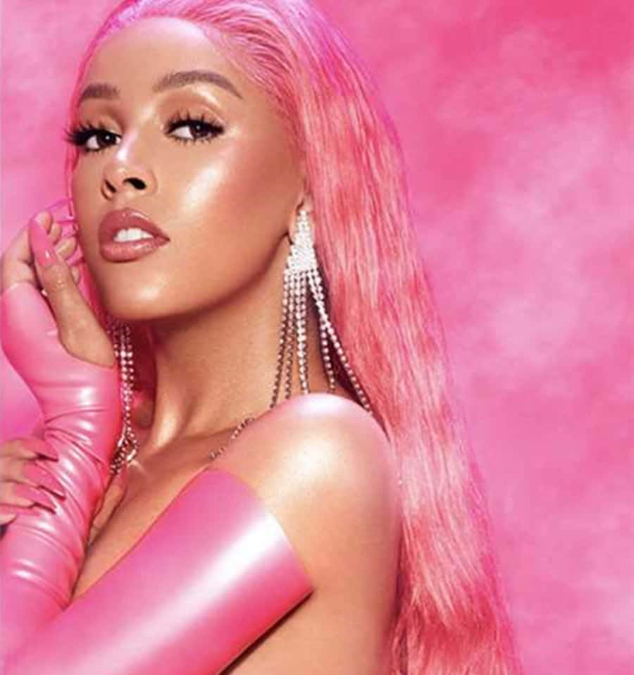 Sanger og låtskriver Doja Cat under konsert Bakgrunner