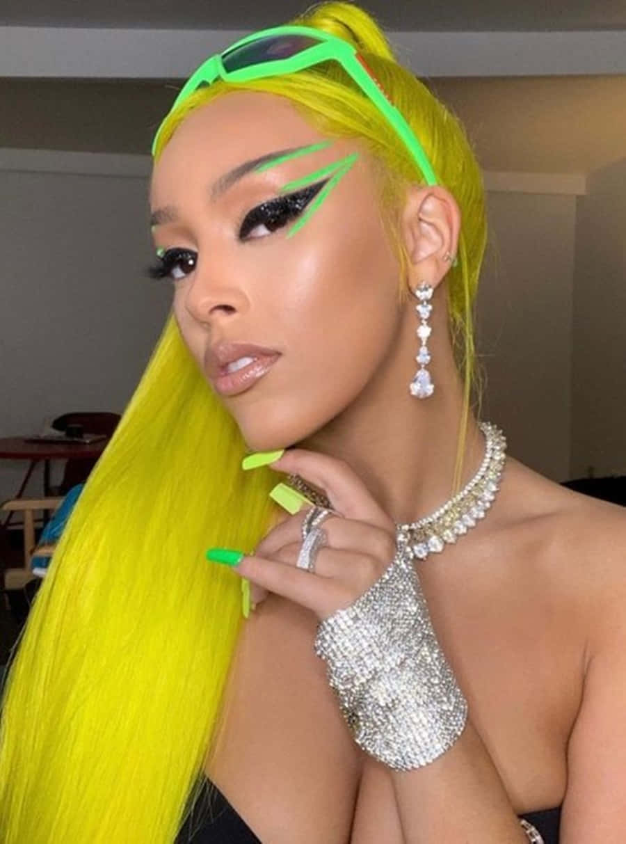 Sanger og låtskriver Doja Cat opptrer på scenen Bakgrunner