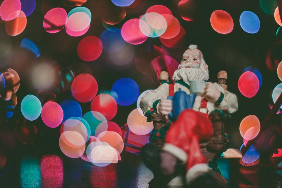 Santa-figur og fargerike julelys Bakgrunner