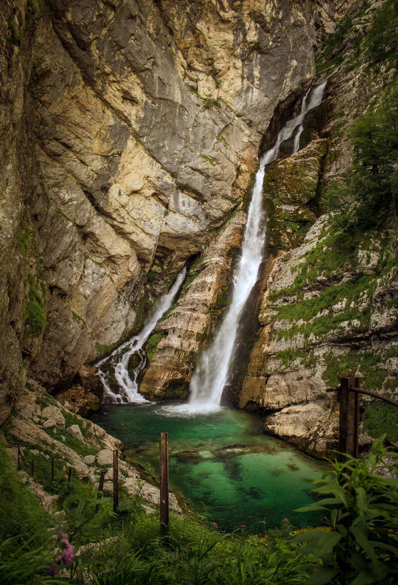 Savica-fossen steinete fjell bakgrunnsbilde.
