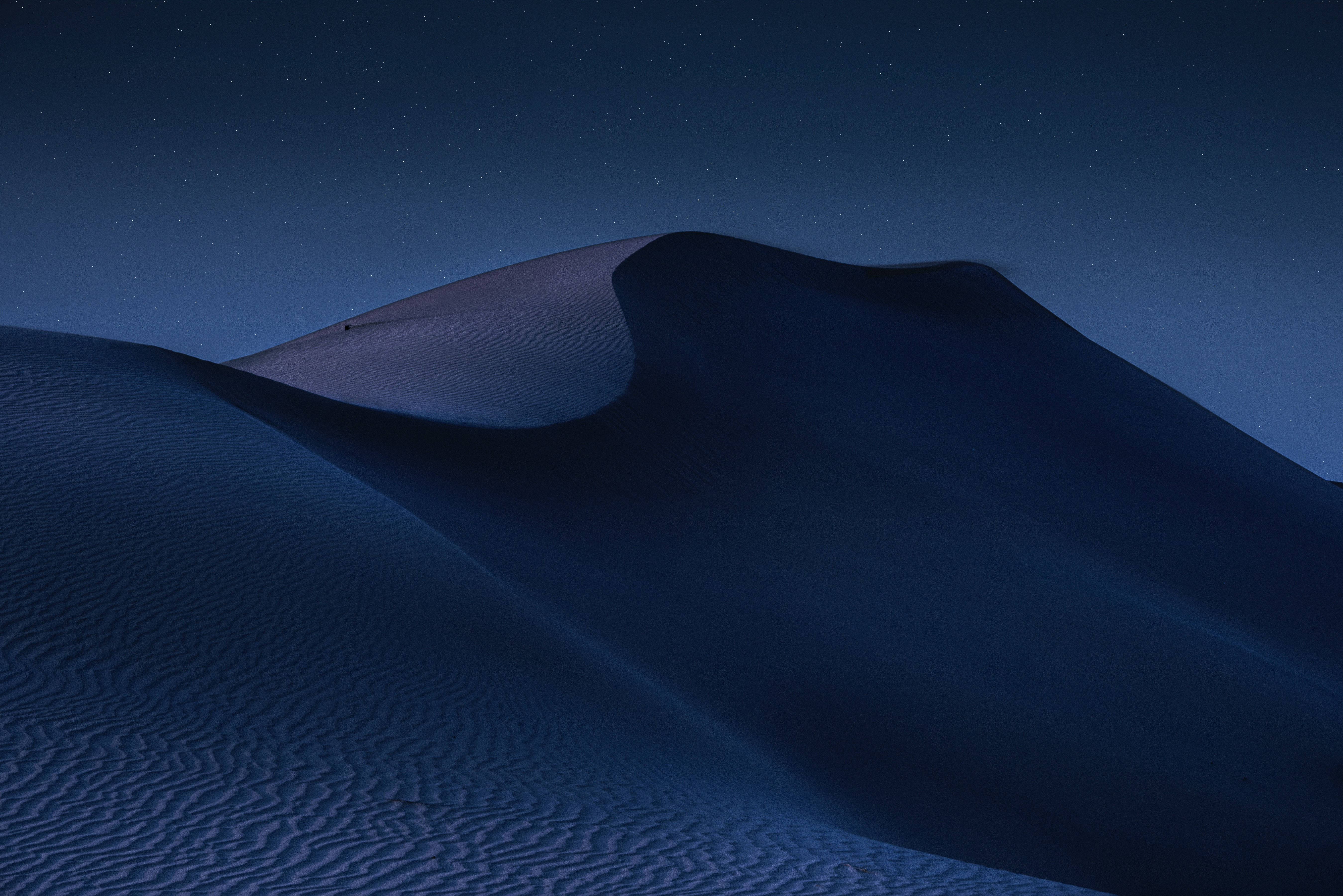 Scenisk ørkenfjell mørk 4K Bakgrunner
