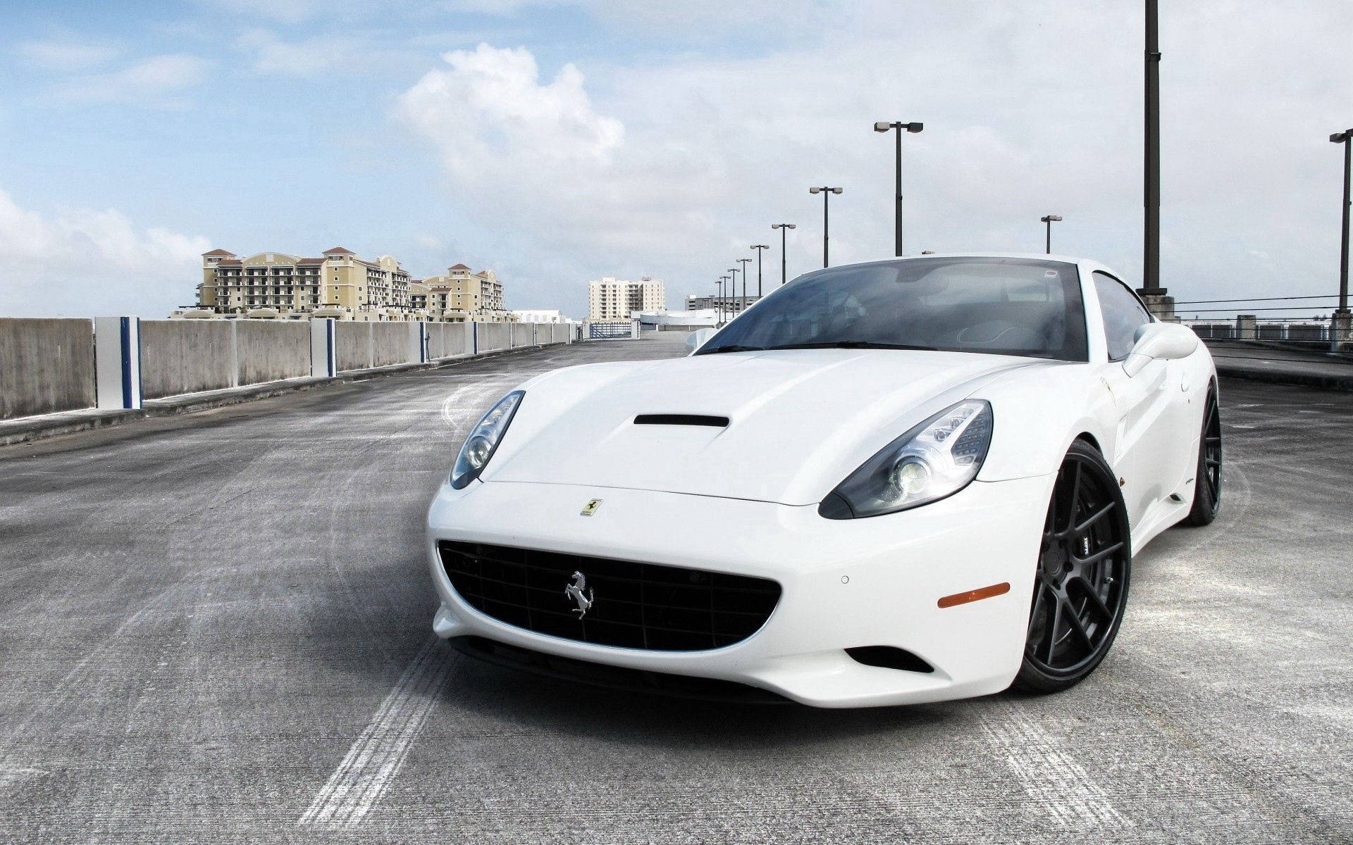 Hvit Ferrari California parkert skrivebordsbakgrunn.