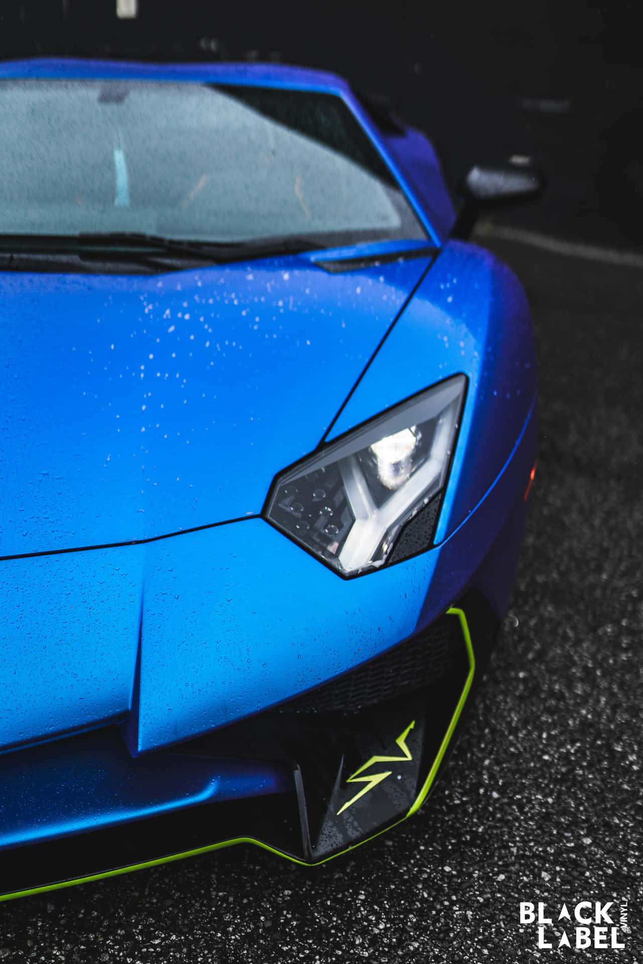 Ser skarp ut i en blå Lamborghini. Bakgrunner