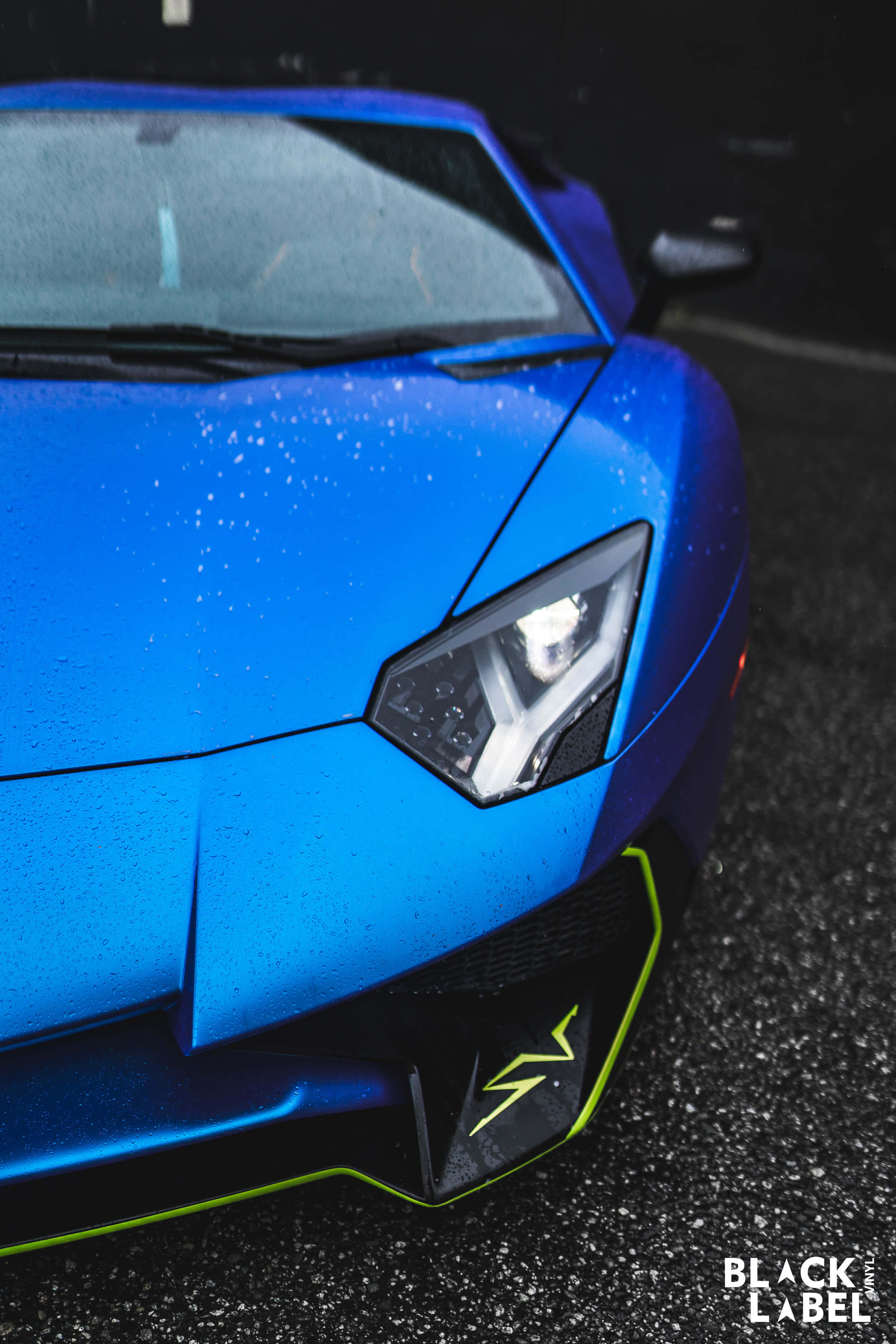 Ser skarp ut i en blå Lamborghini. Bakgrunner
