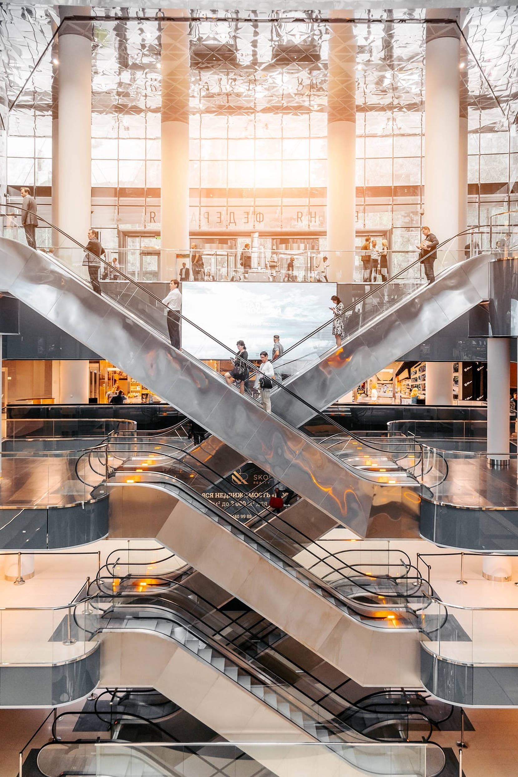 Shopping Mall Metal Escalators Bakgrunner