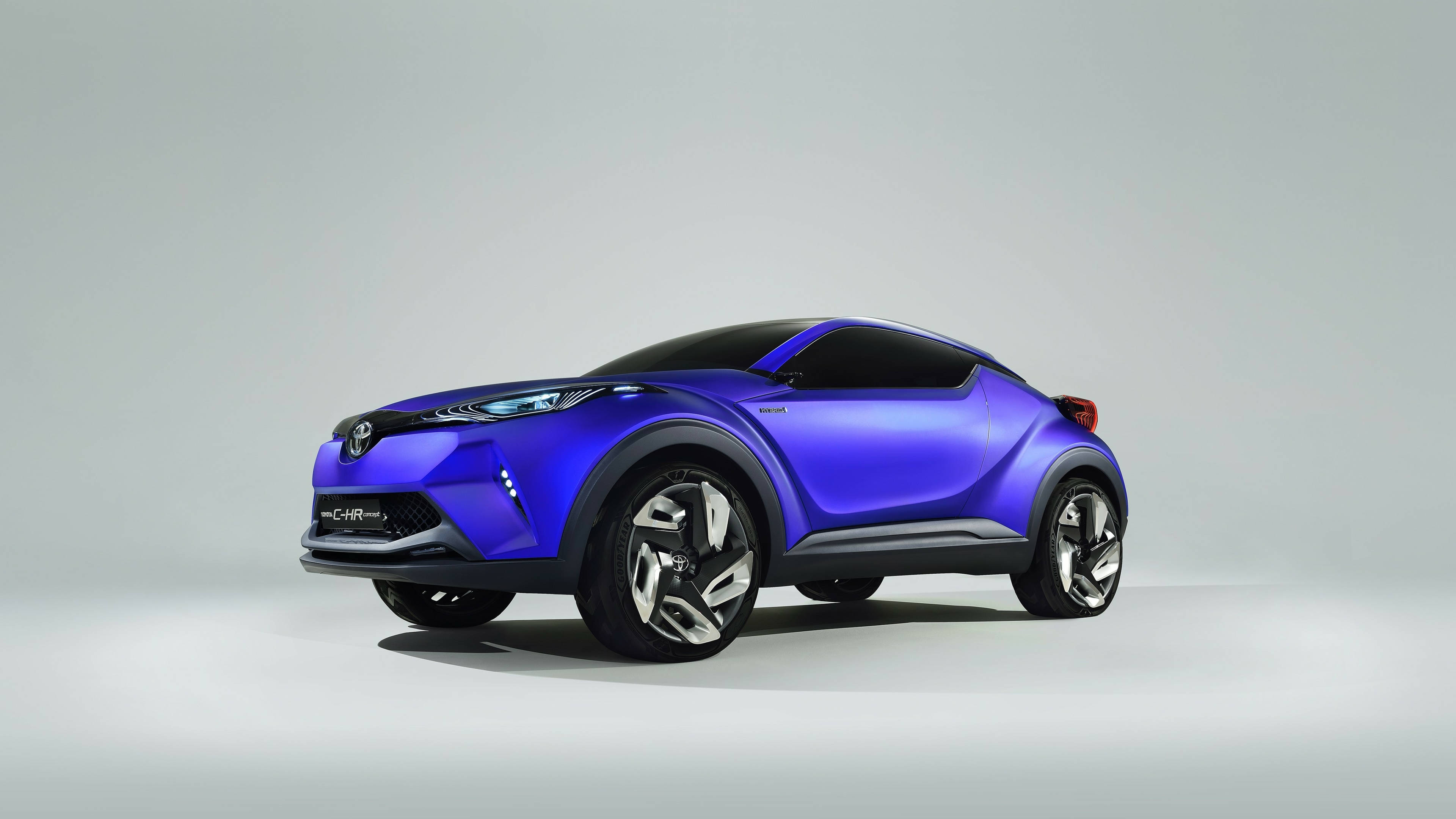 Sidevisning av blå Toyota CH-R i 4K Bakgrunner