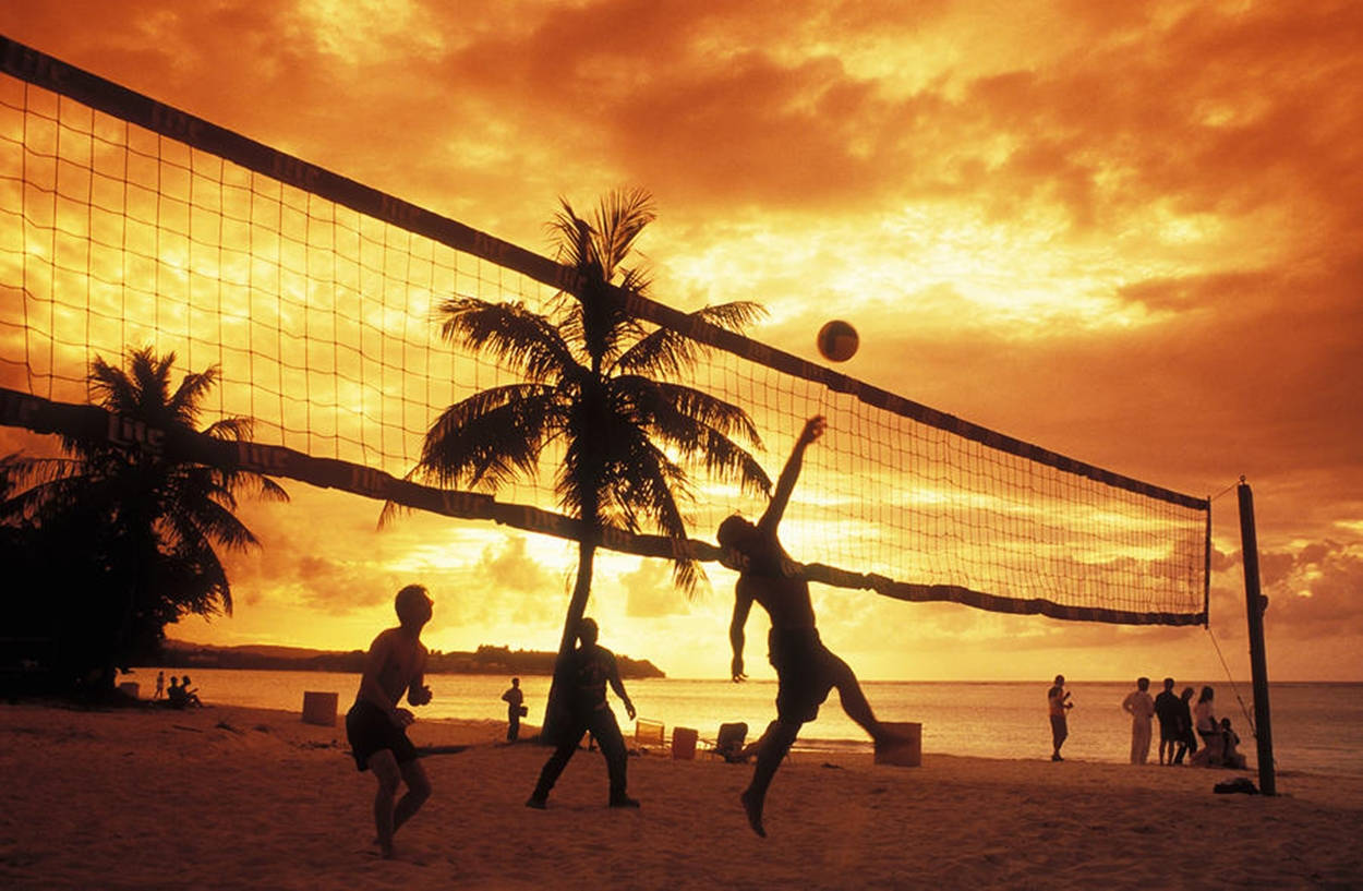 Silhuett av strandvolleyball og oransje himmel Bakgrunner