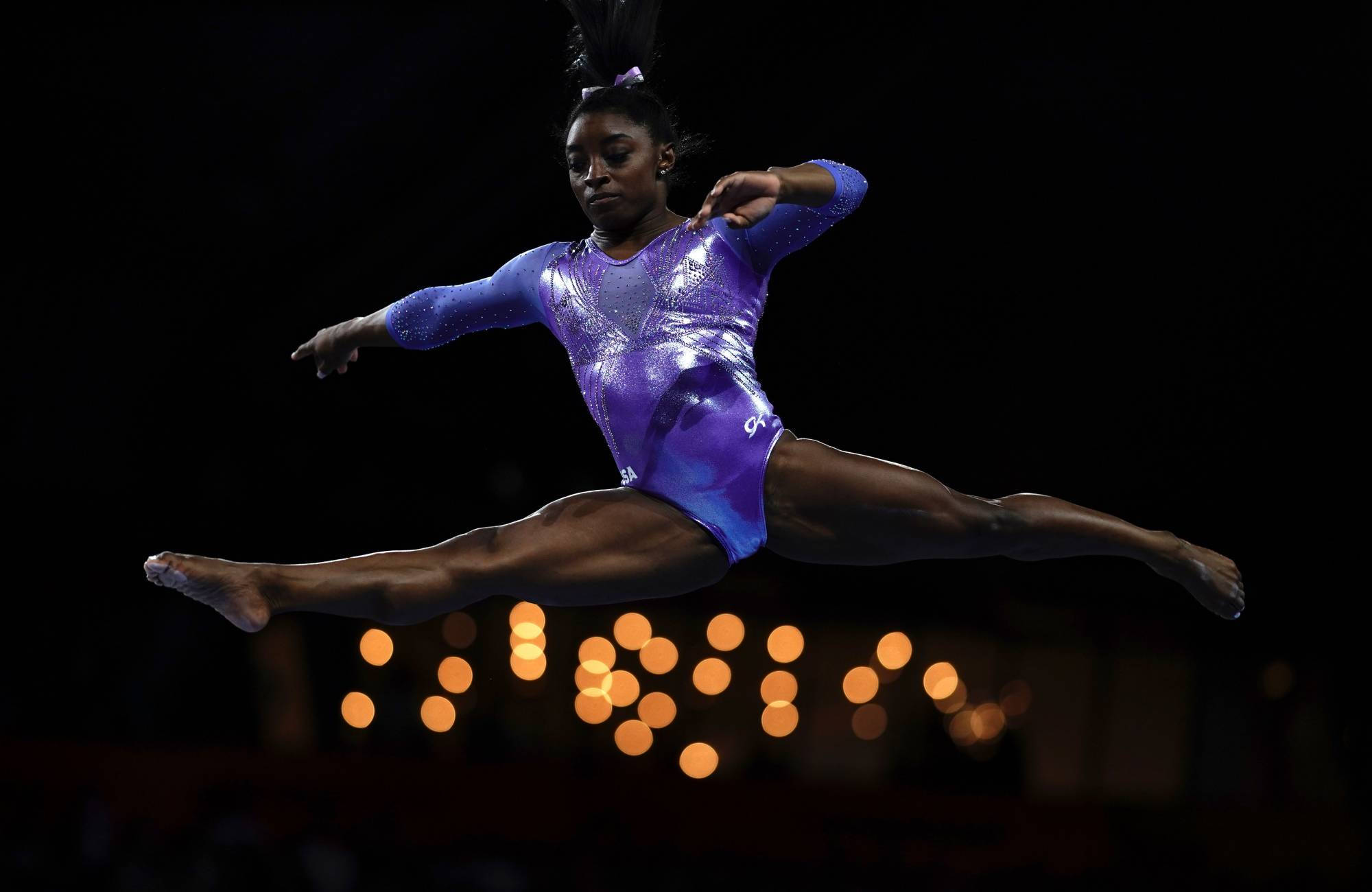 Simone Biles i splitt i luften Bakgrunner