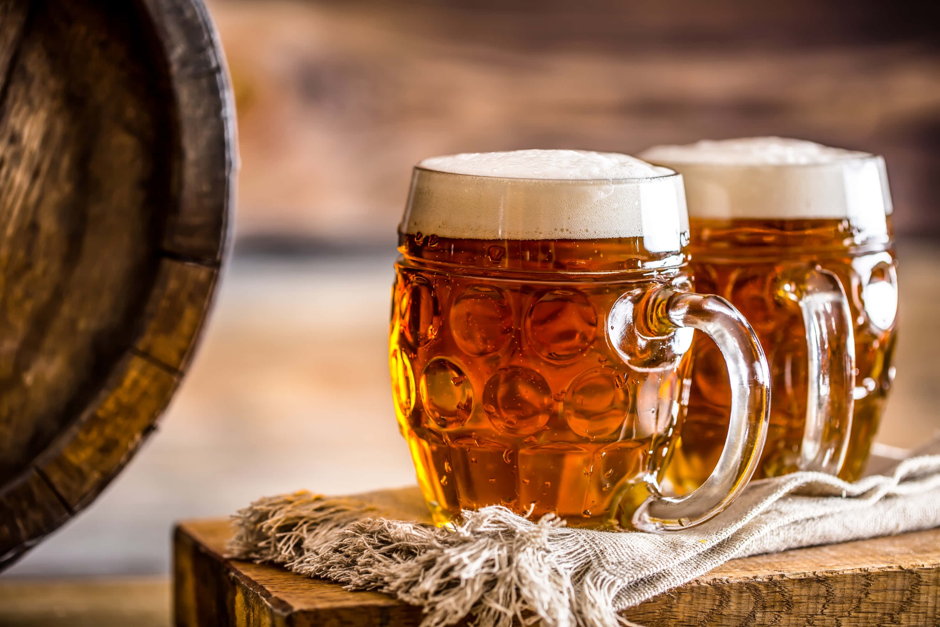Skål! Nyter en kald pils. Bakgrunner