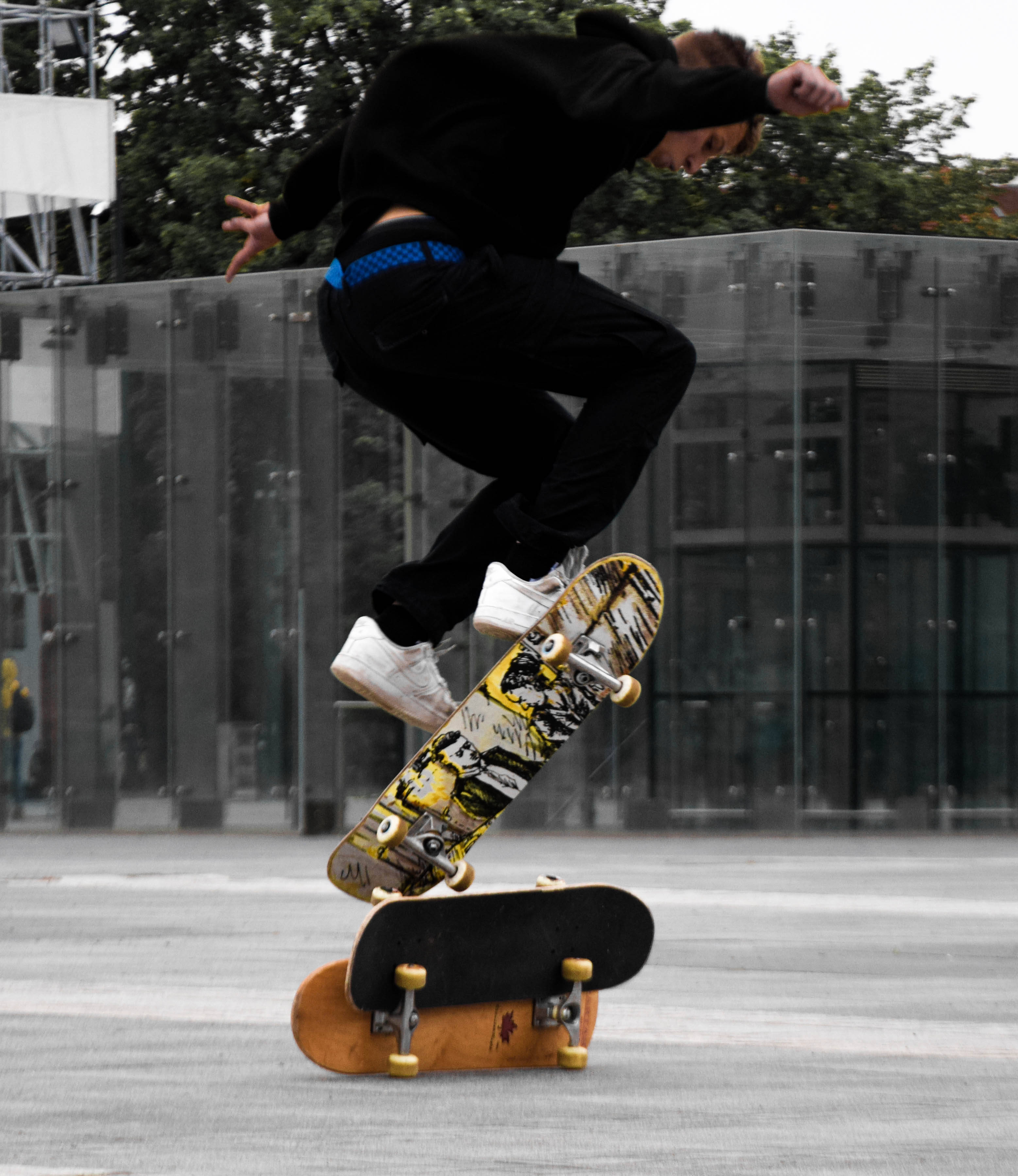 Skateboarder i luften med Ollie Bakgrunner