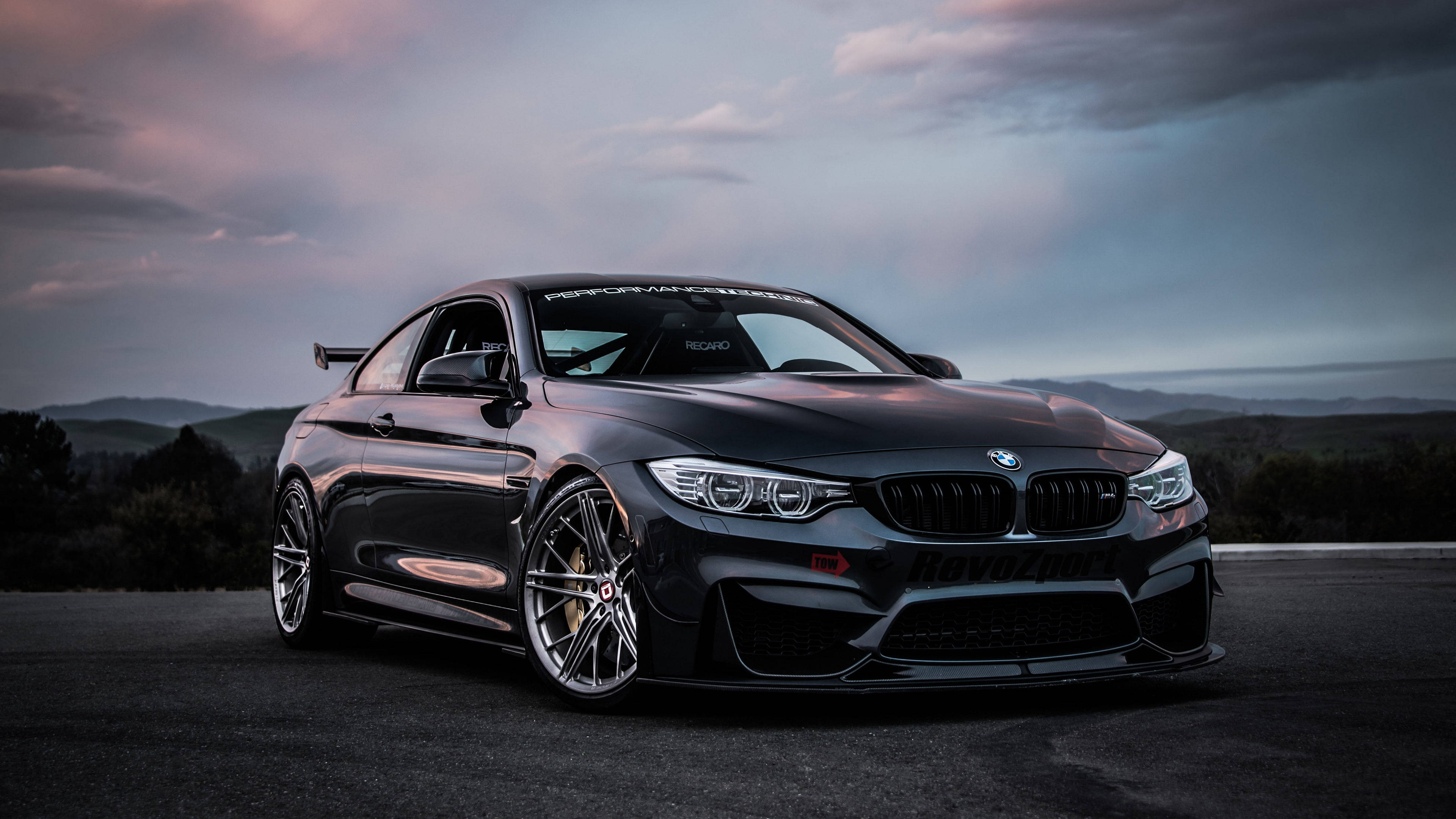 Skinnende svart BMW M4-bil Bakgrunner