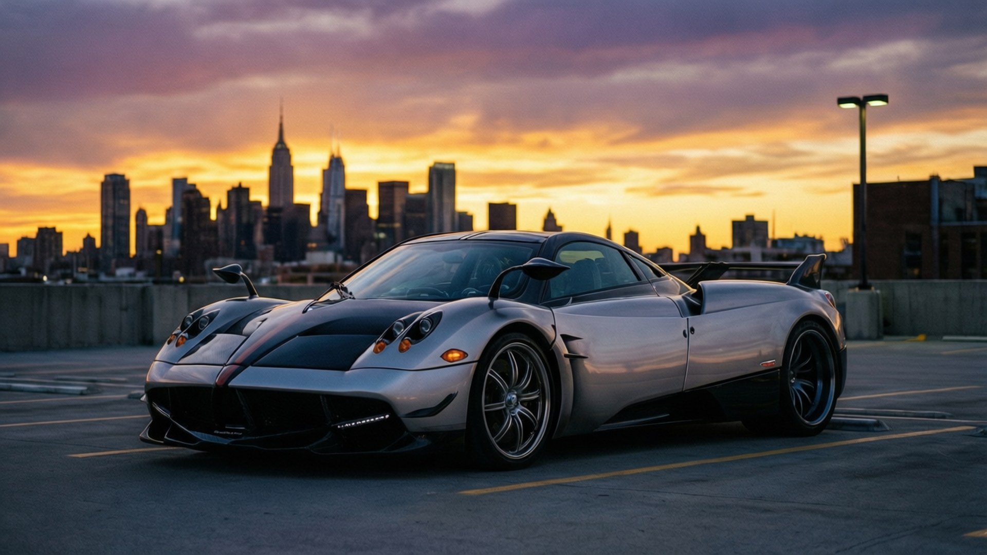 En sølvfarget Pagani Huayra BC i skumringen på et tak med bysilhuett bak. — Kule biler GIF Bakgrunner