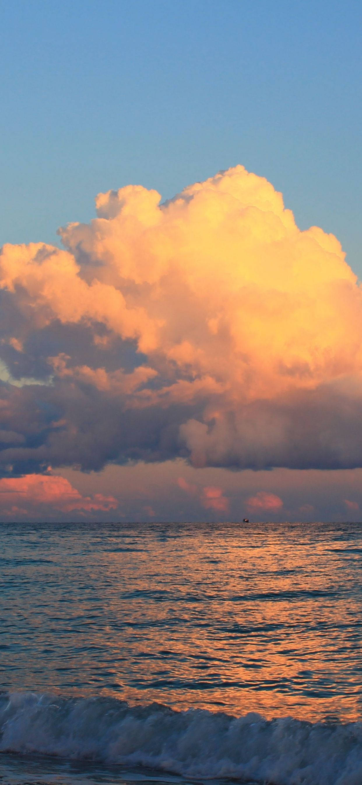 Skyet solnedgang over havet Bakgrunner