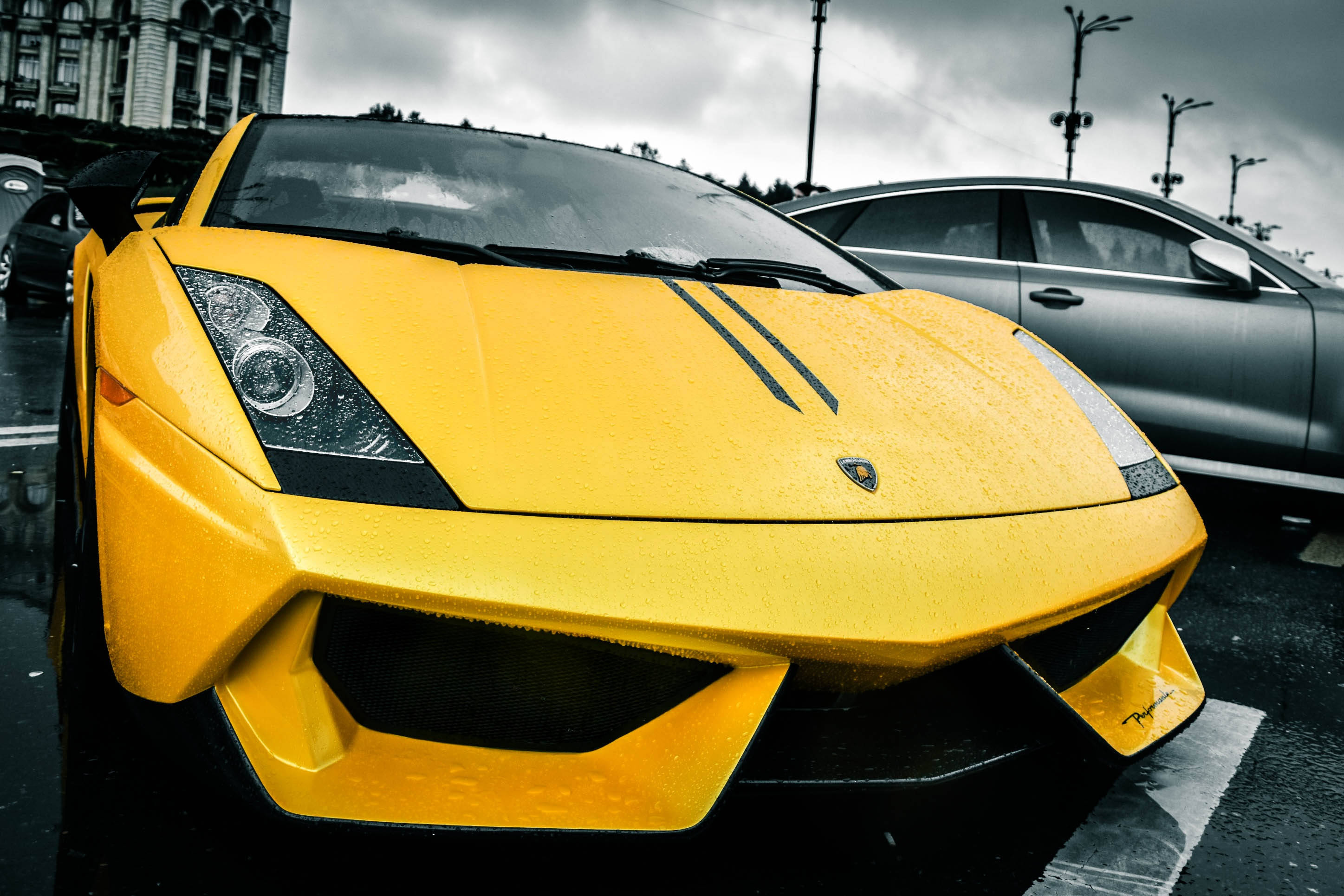 Slående gul Lamborghini Gallardo på en regnværsdag Bakgrunner