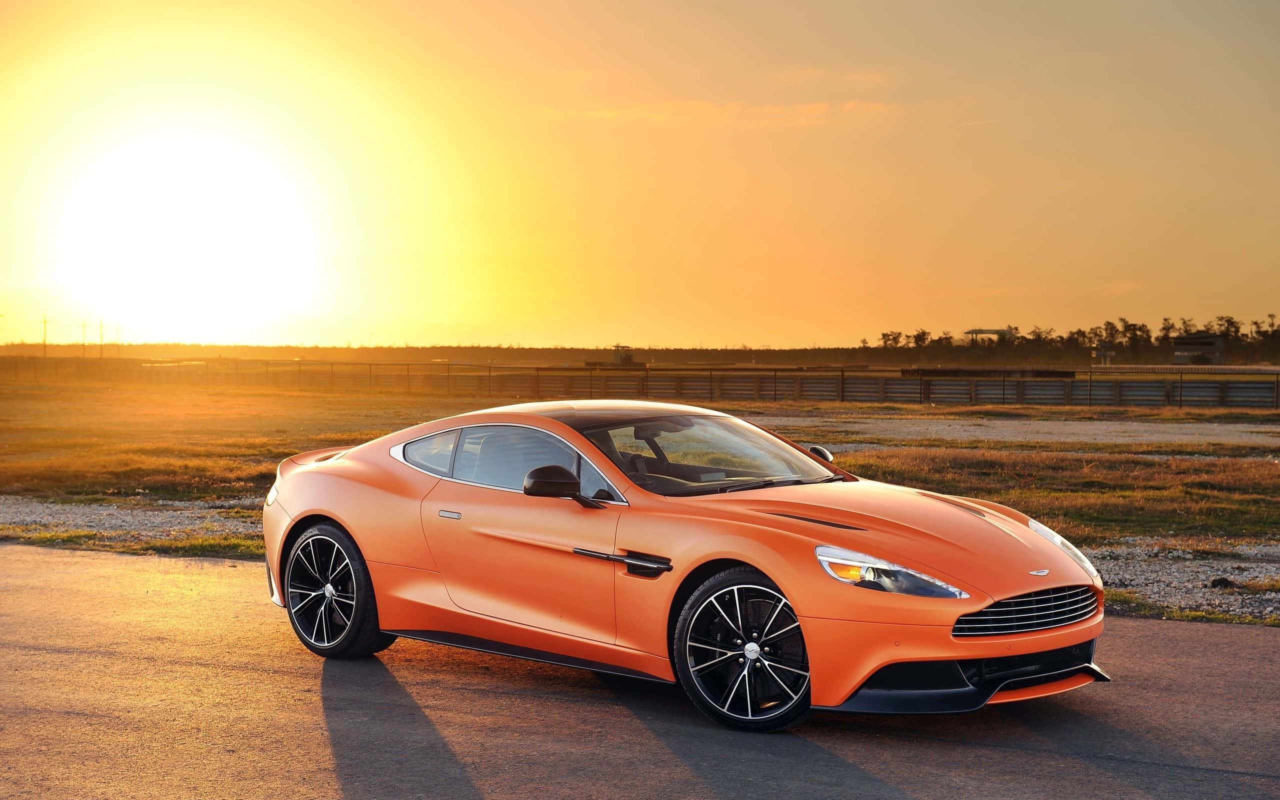 Slank Aston Martin Vanquish i bevegelse Bakgrunner