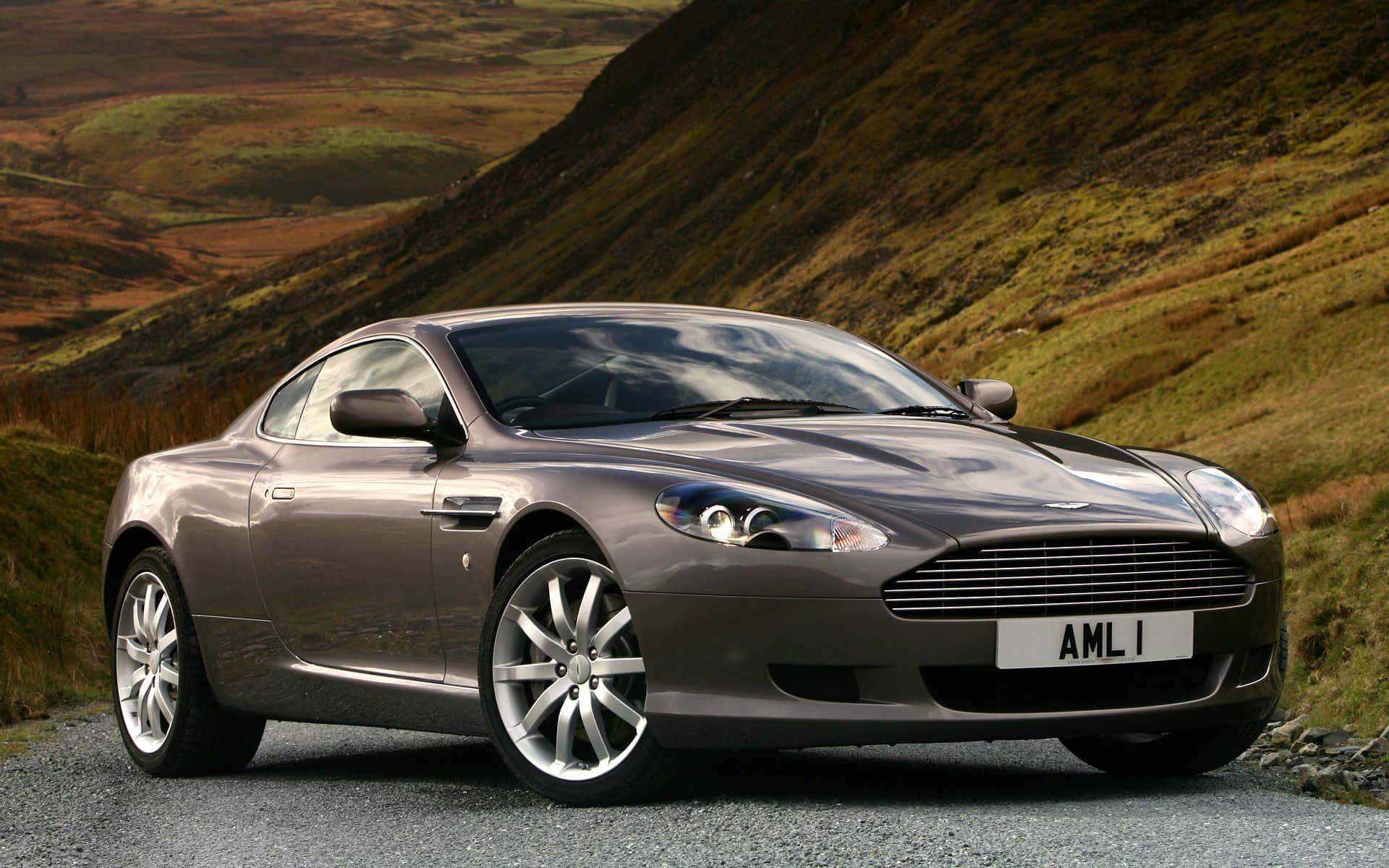 Slank Aston Martin DB9 på åpen vei Bakgrunner