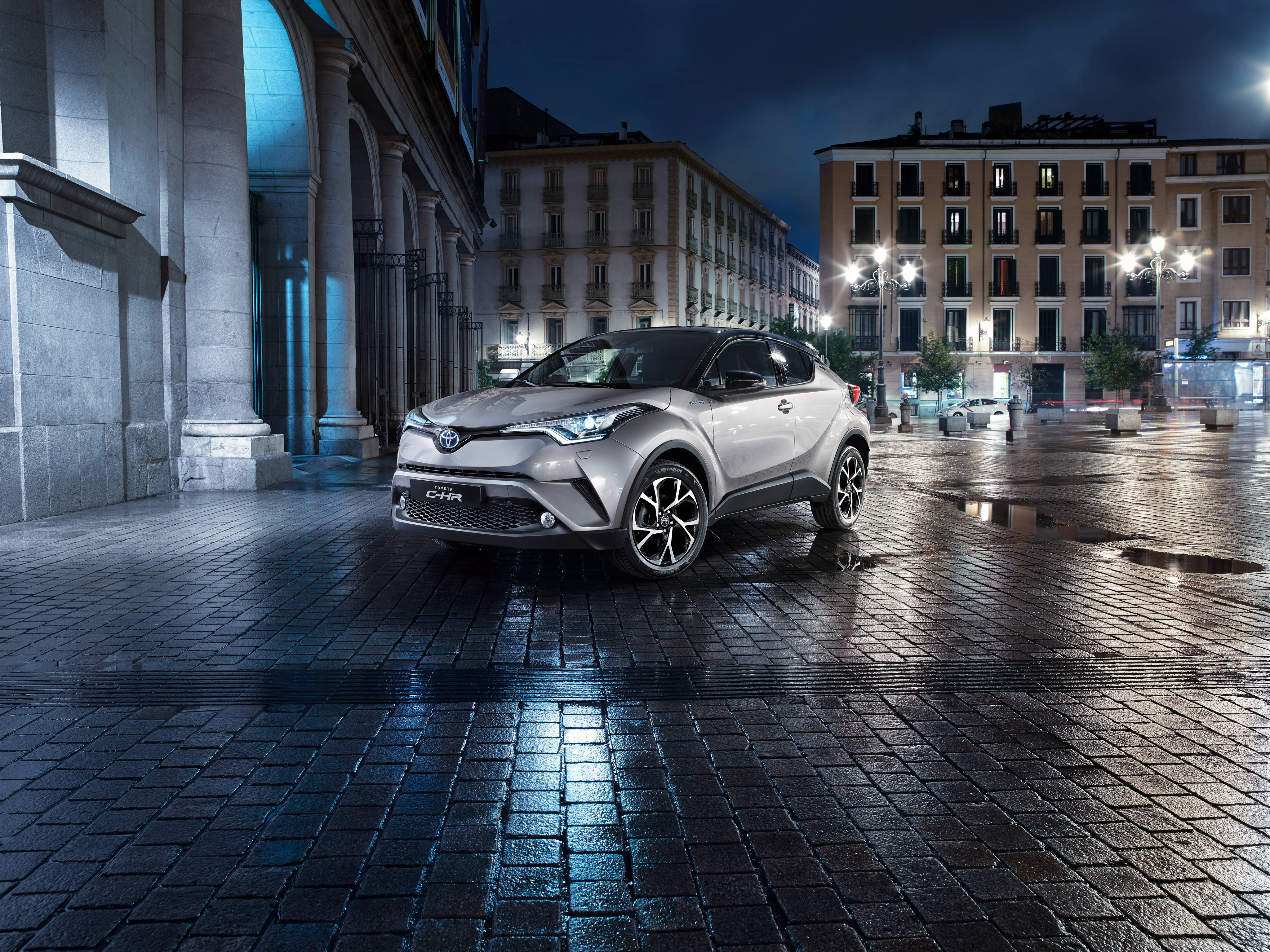 Slank grå Toyota CH-R modell 4K Bakgrunner